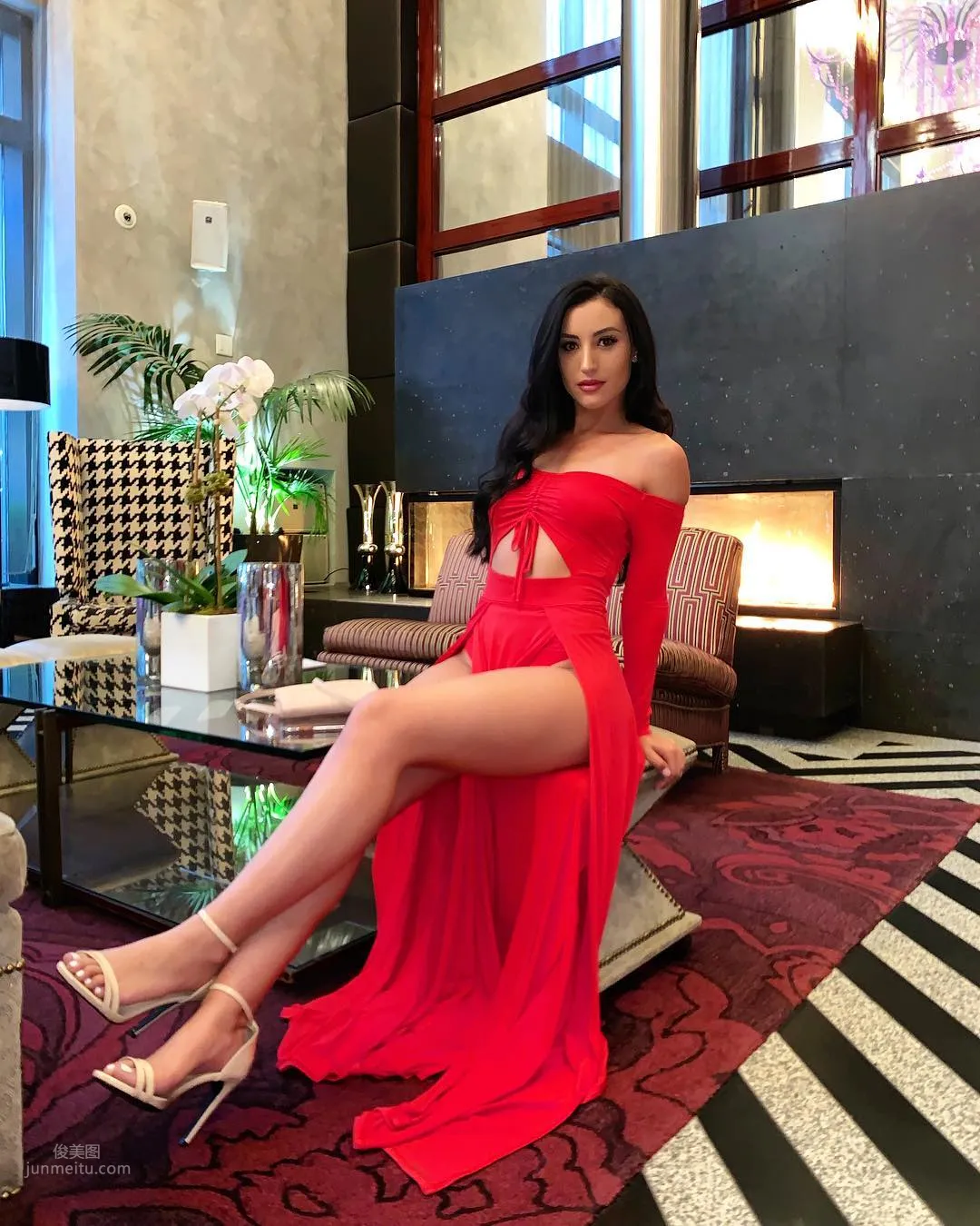 Alanna Dergan- 穿比基尼打桌球 31