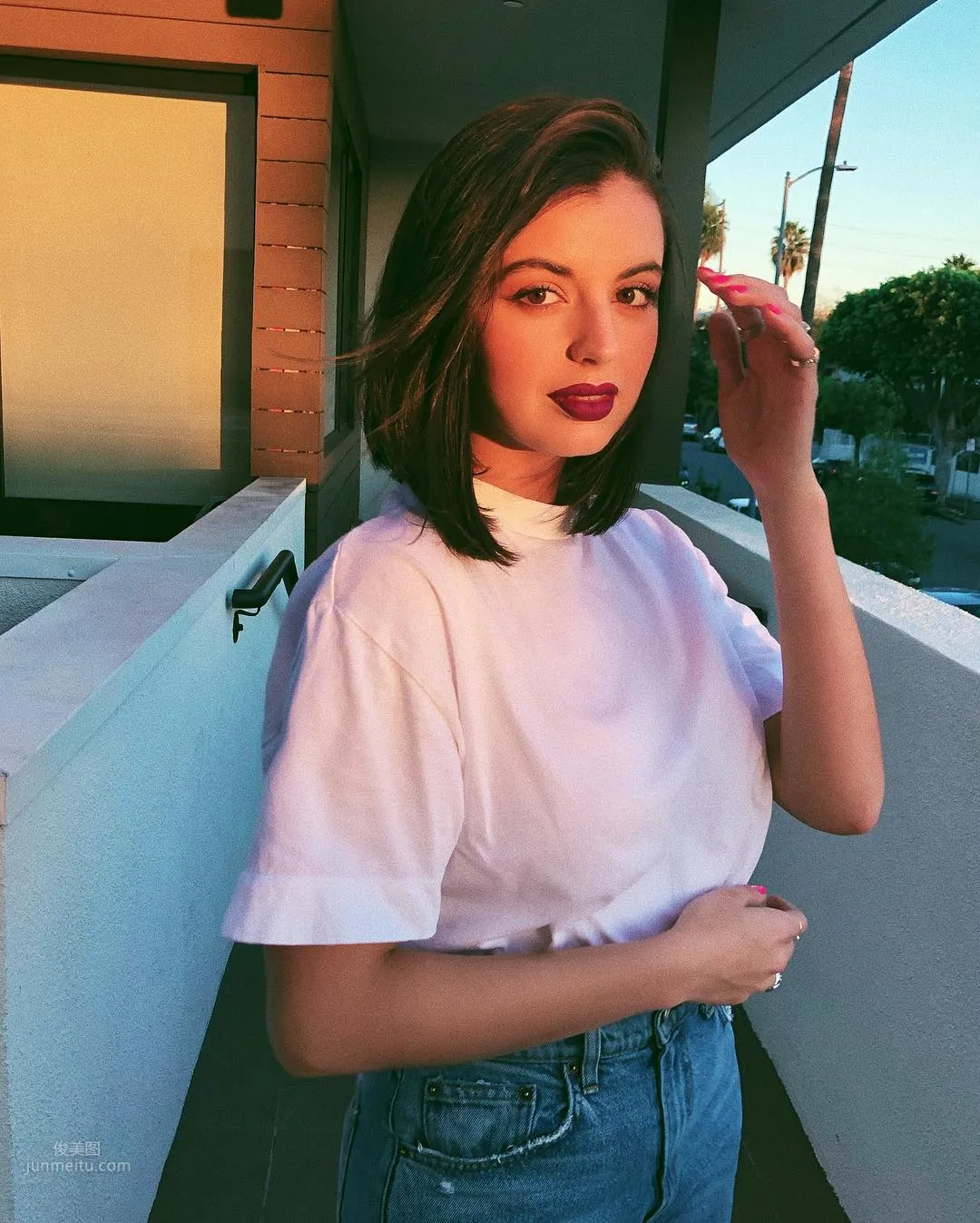 Rebecca Black- 混血女歌手負評百變美女 2