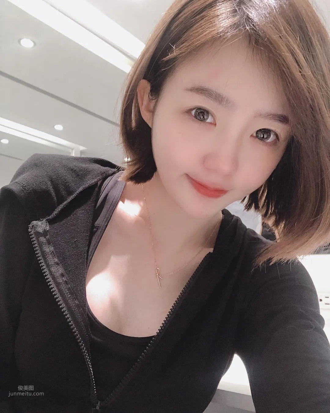 正妹妮妮子穿運動背心健身，鎖骨出賣好身材 13