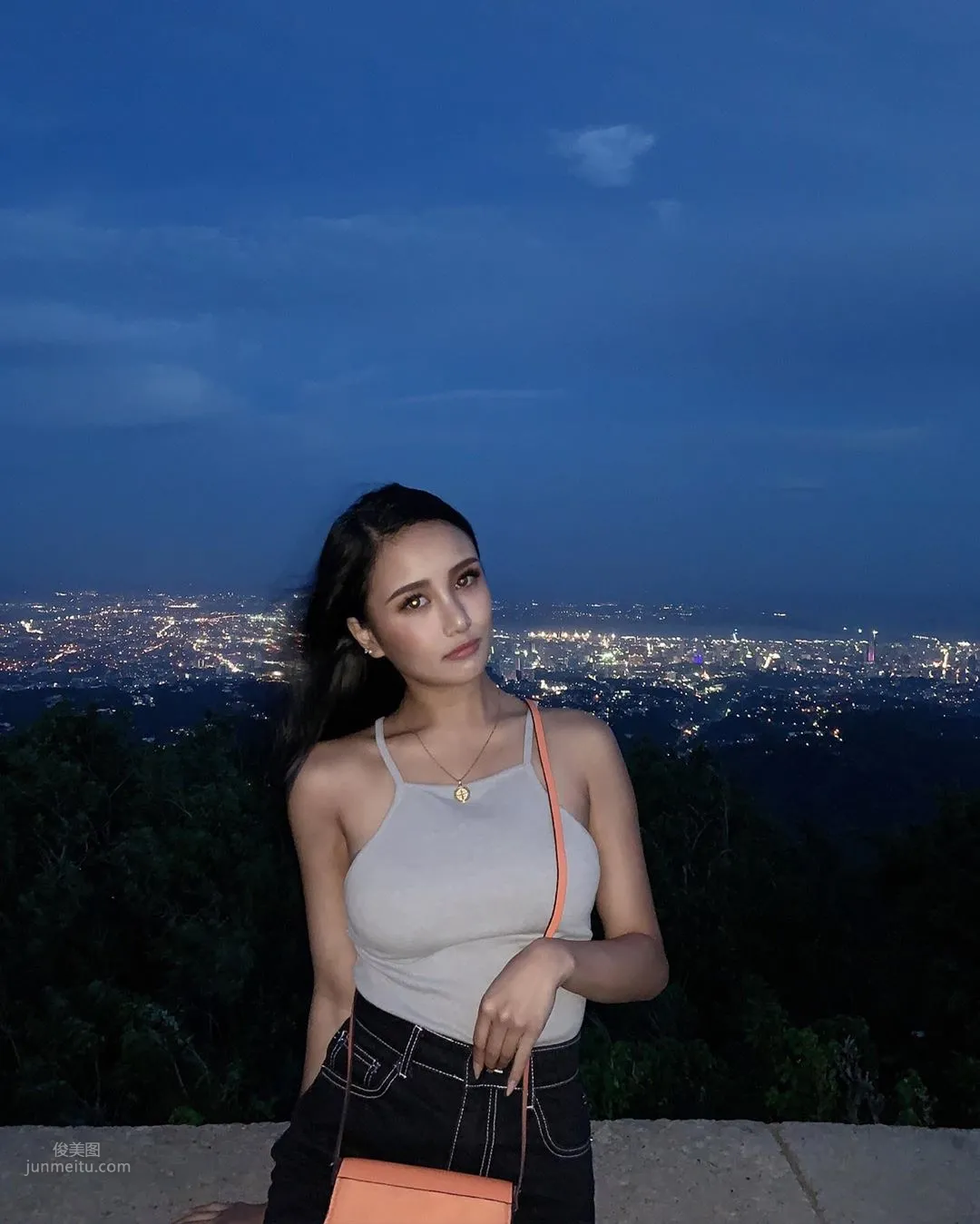 混血正妹身材超正，比基尼包不住北半球 25
