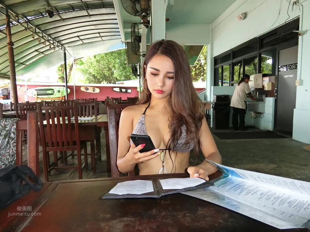 混血正妹身材超正，比基尼包不住北半球 15