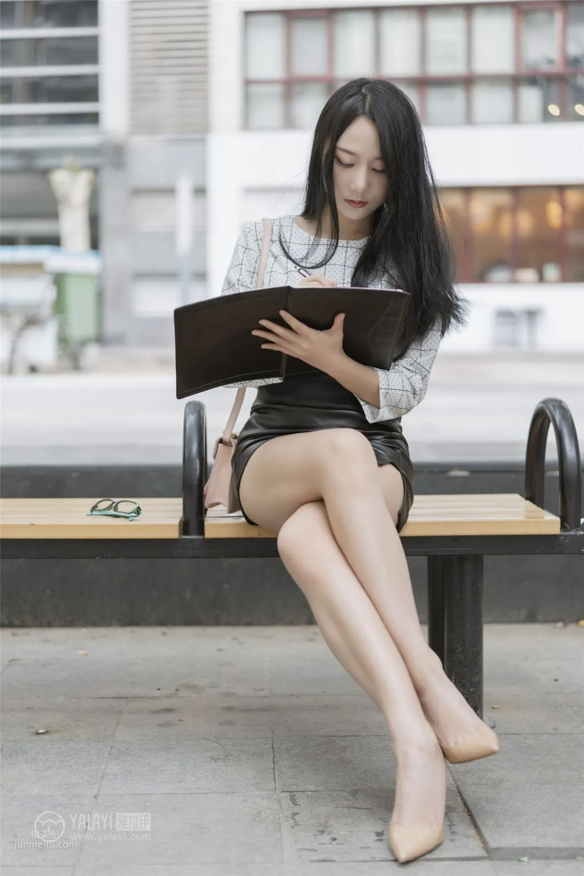 [YALAYI雅拉伊] 2019.06.28 Vol.322 女白領的私生活 何嘉穎 11