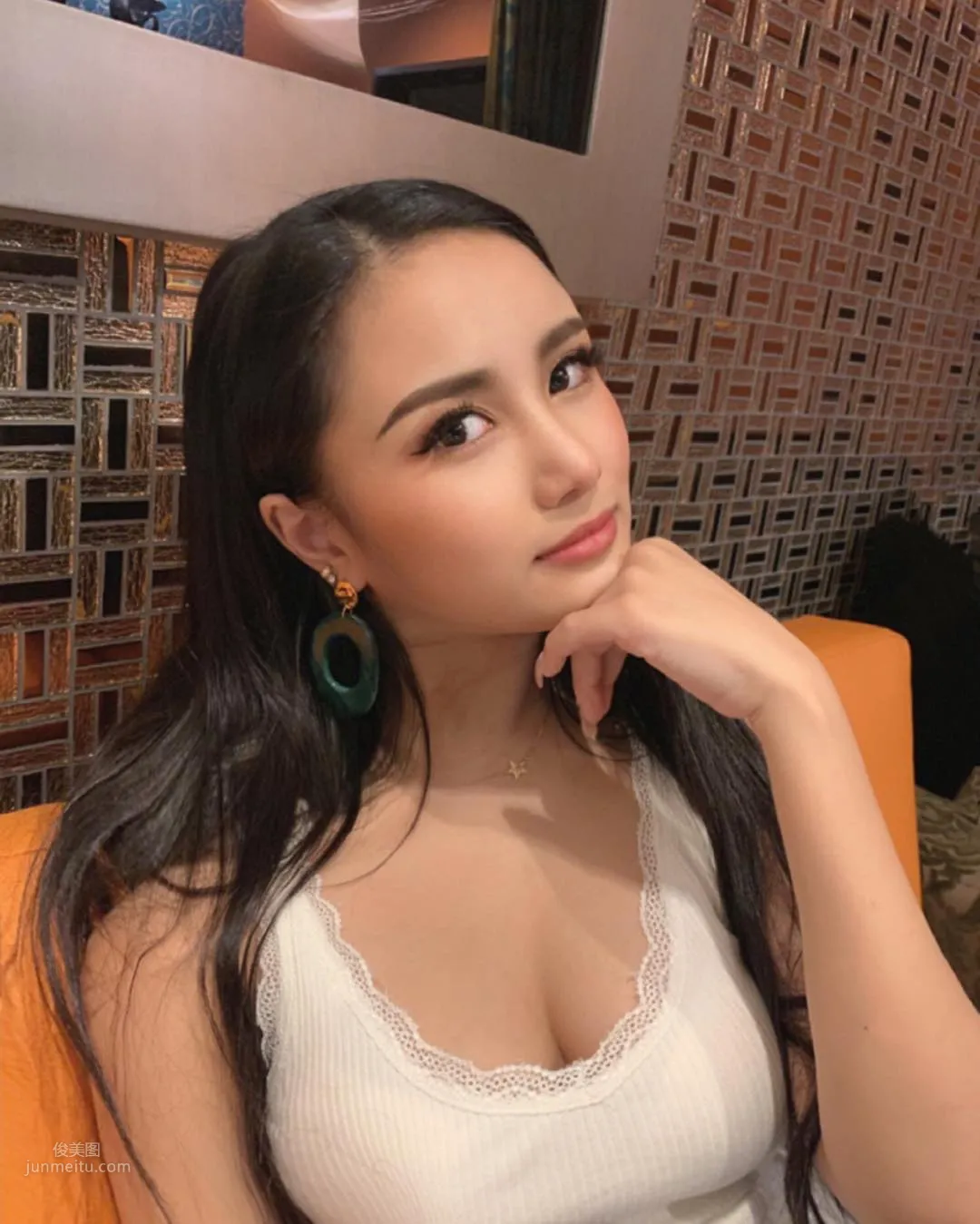 混血正妹身材超正，比基尼包不住北半球 8