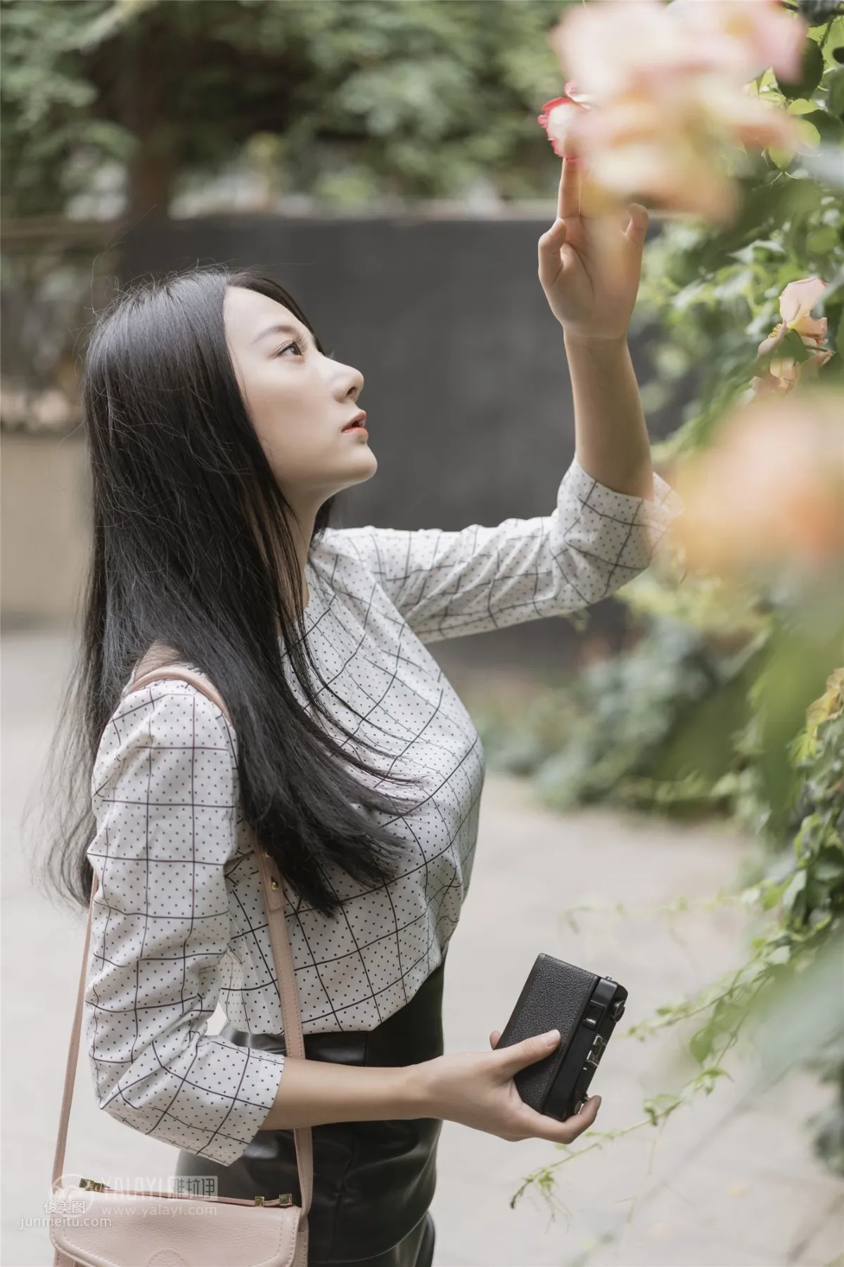 [YALAYI雅拉伊] 2019.06.28 Vol.322 女白領的私生活 何嘉穎 26