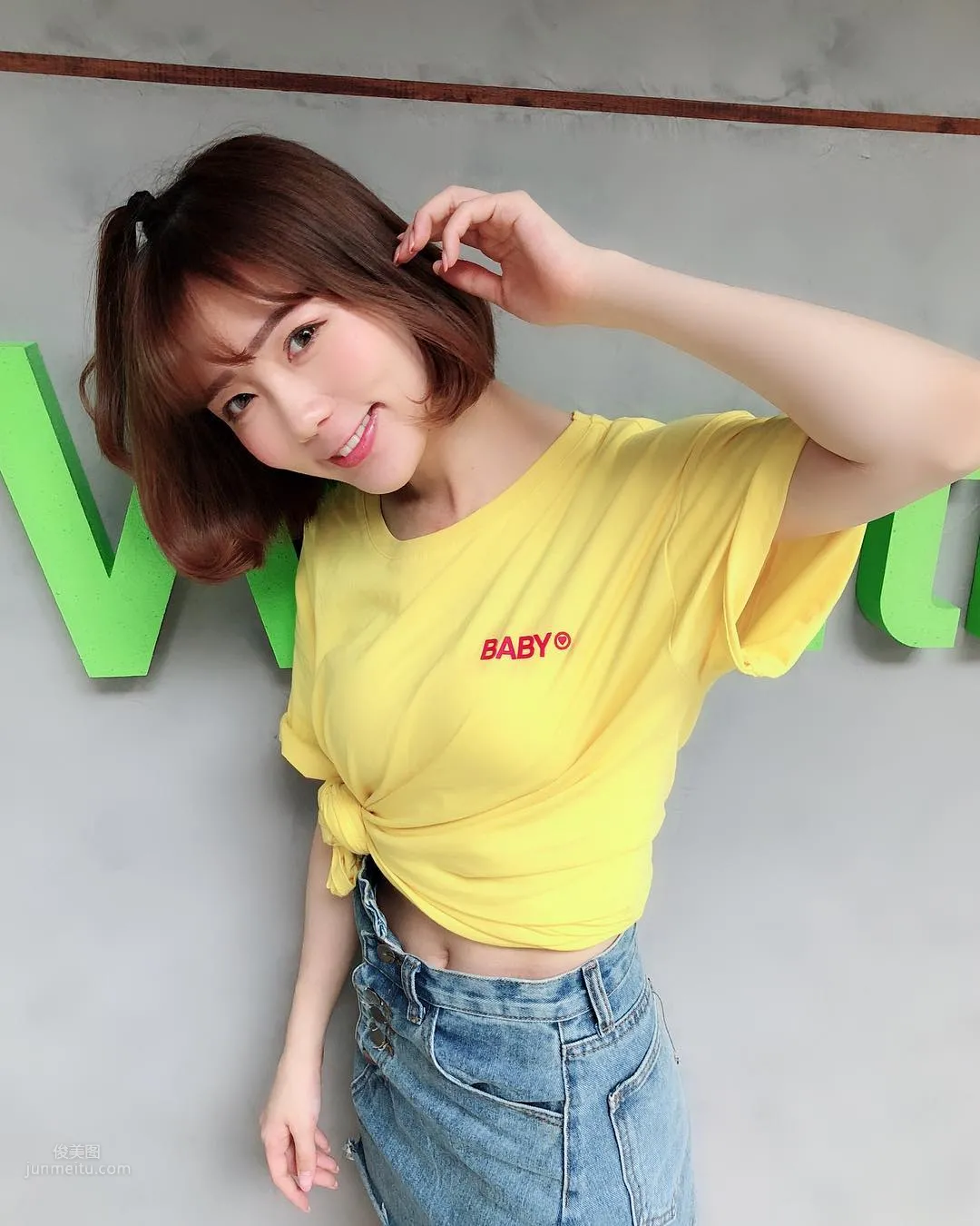 正妹妮妮子穿運動背心健身，鎖骨出賣好身材 2