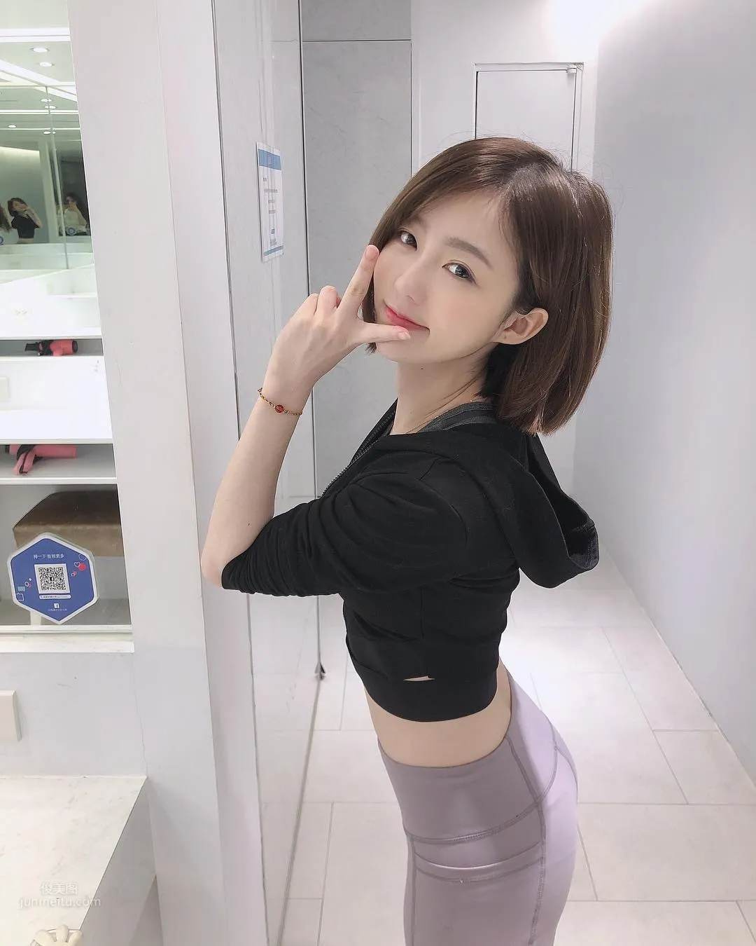 正妹妮妮子穿運動背心健身，鎖骨出賣好身材 14
