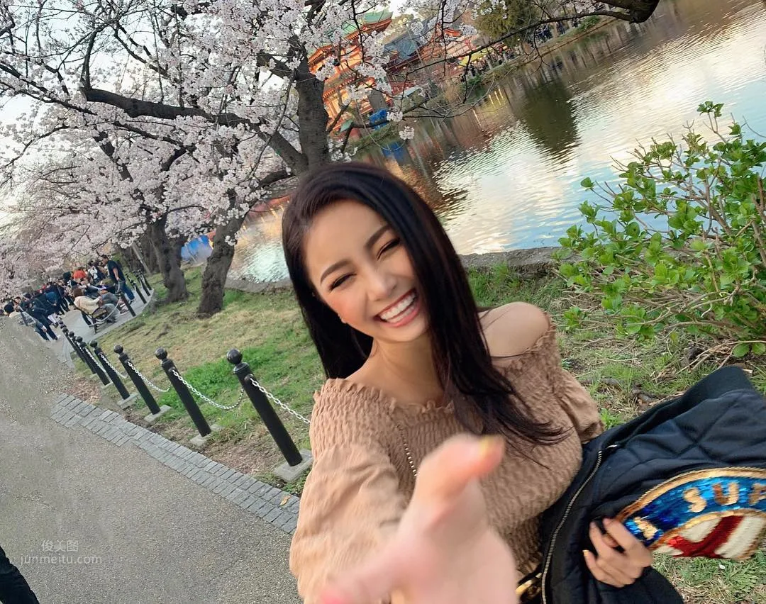 混血正妹身材超正，比基尼包不住北半球 13