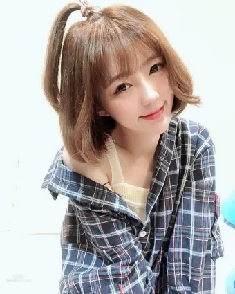 正妹妮妮子穿運動背心健身，鎖骨出賣好身材