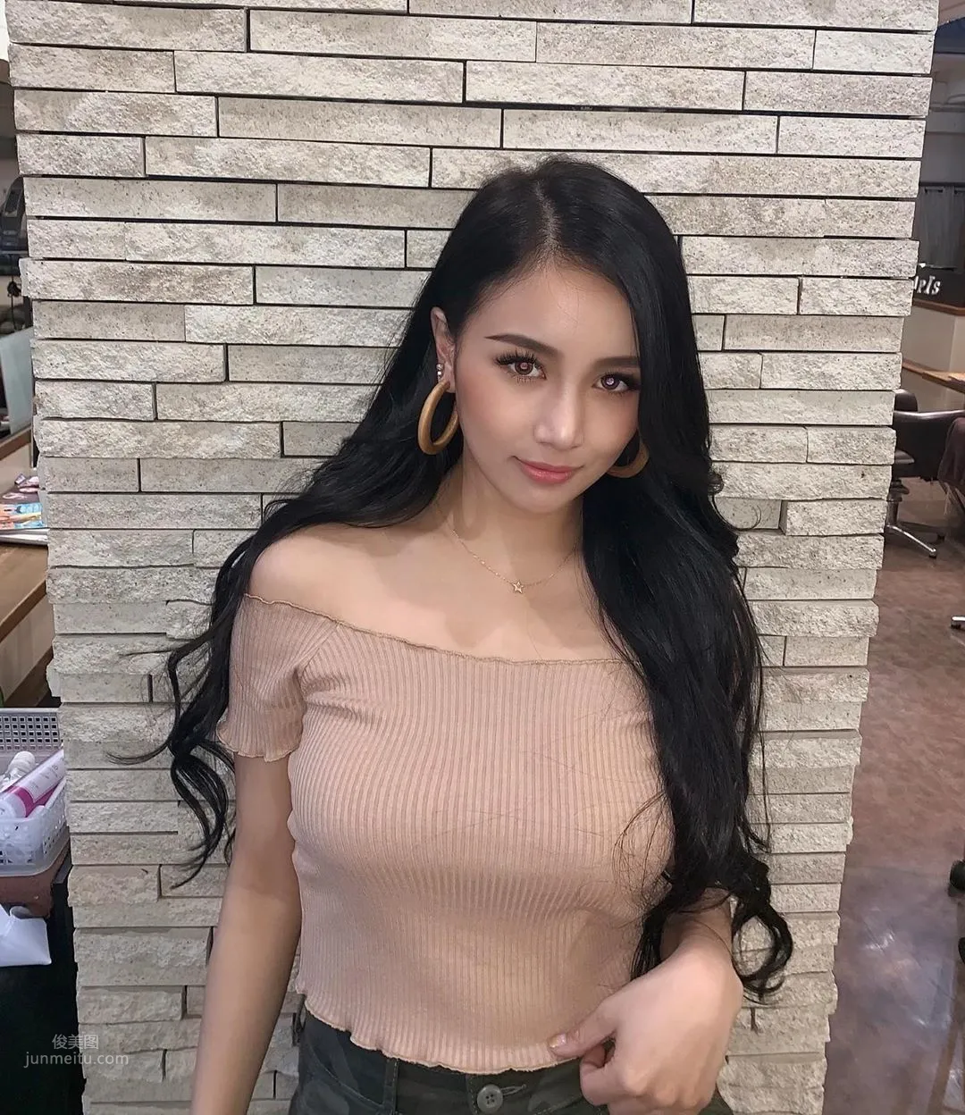 混血正妹身材超正，比基尼包不住北半球 14