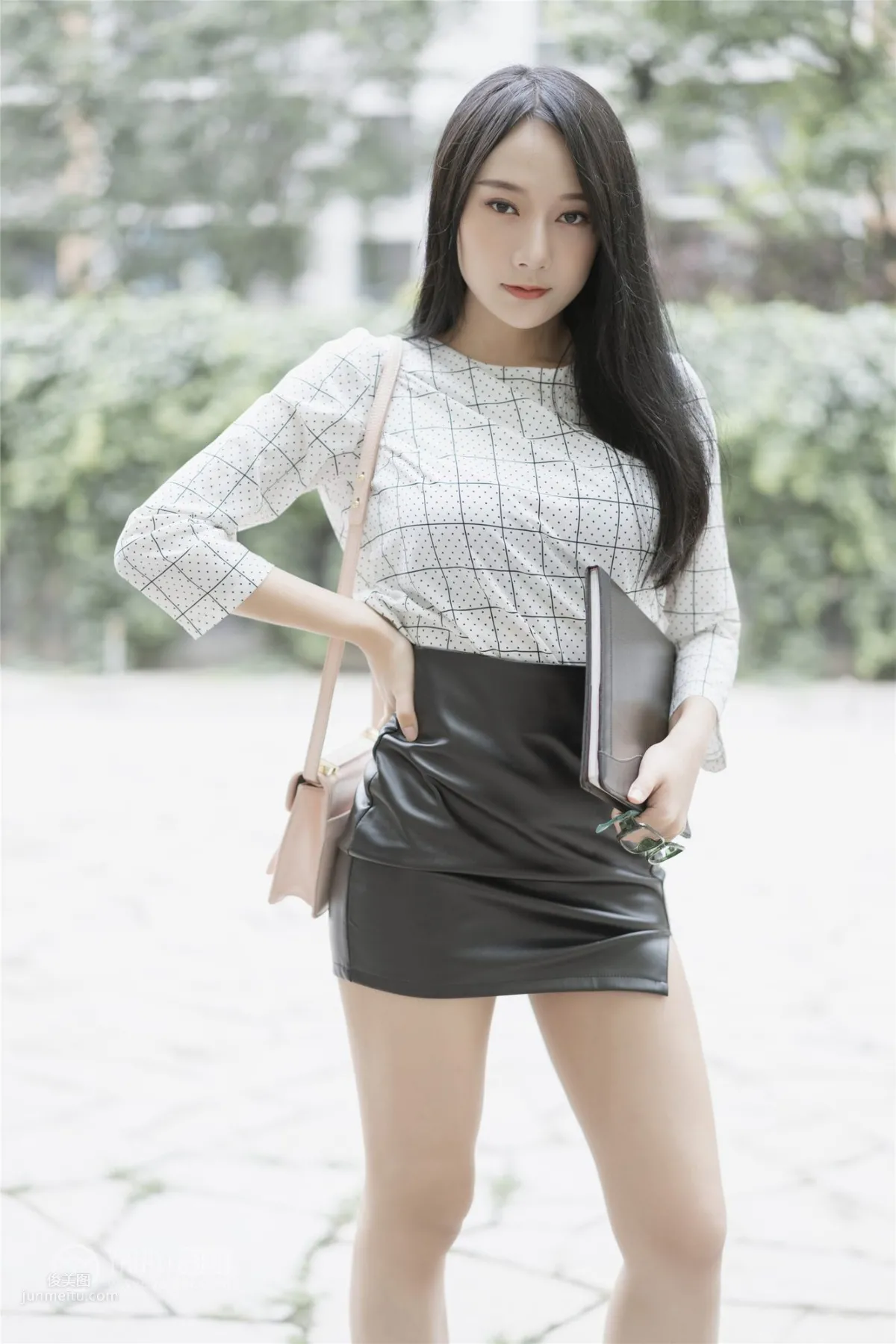 [YALAYI雅拉伊] 2019.06.28 Vol.322 女白領的私生活 何嘉穎 41