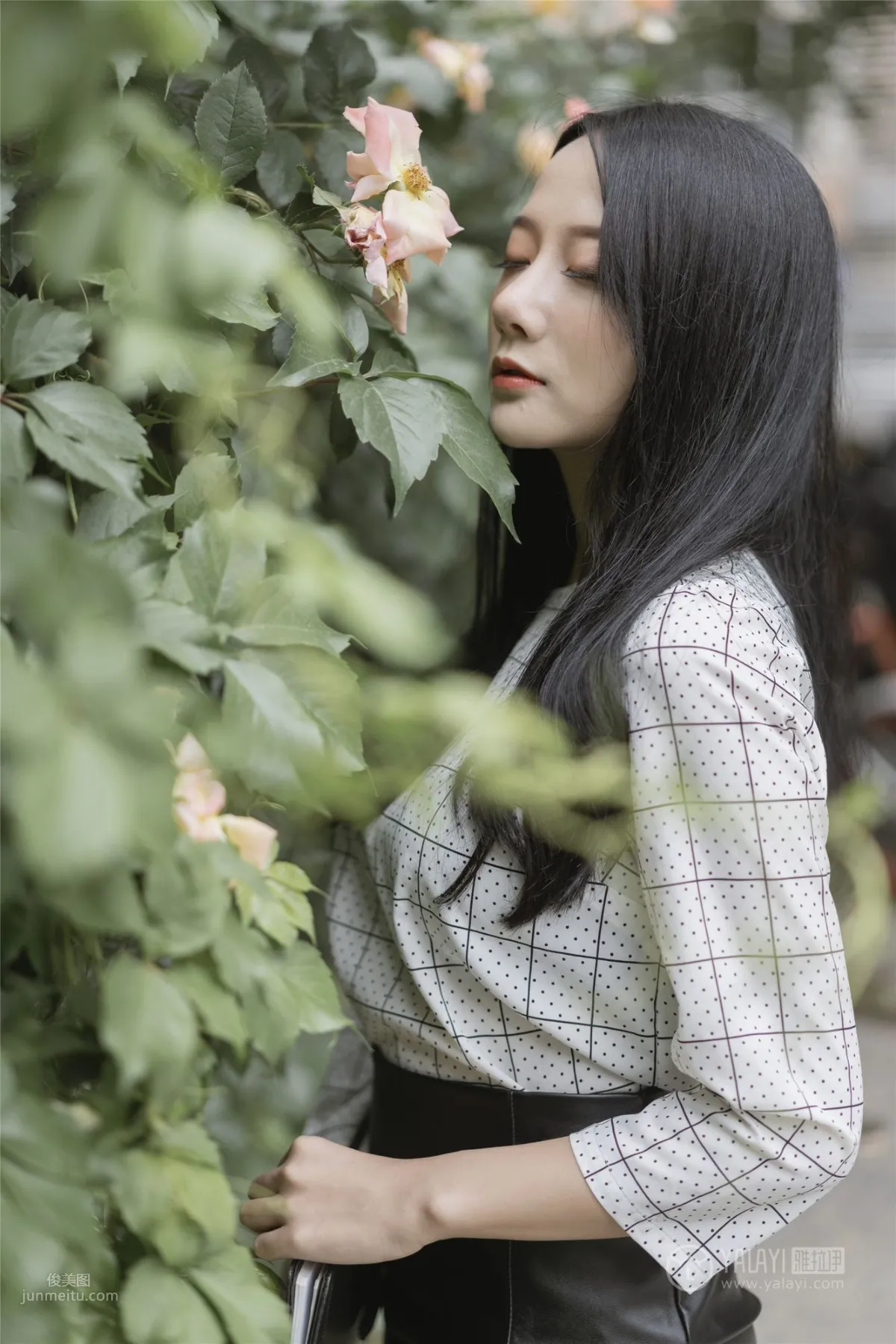 [YALAYI雅拉伊] 2019.06.28 Vol.322 女白領的私生活 何嘉穎 22