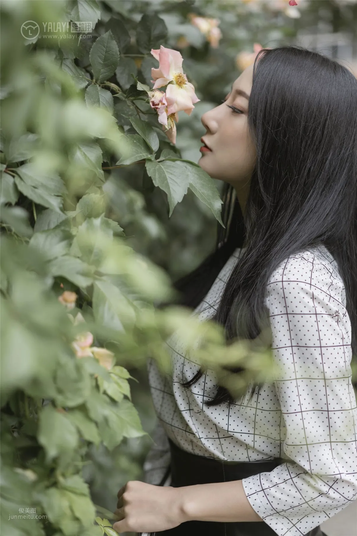 [YALAYI雅拉伊] 2019.06.28 Vol.322 女白領的私生活 何嘉穎 36