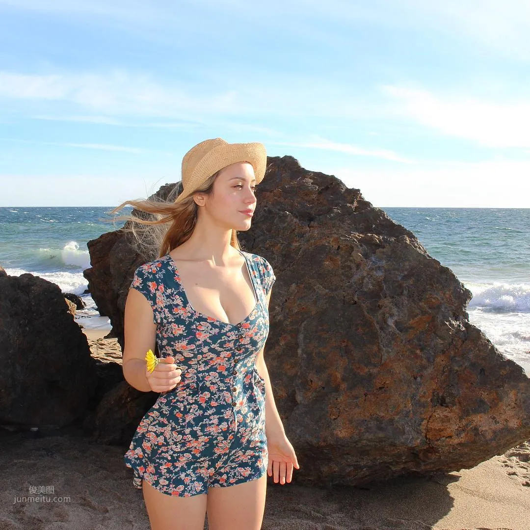 Caylee Cowan- 好萊塢又一性感女新人？ 24