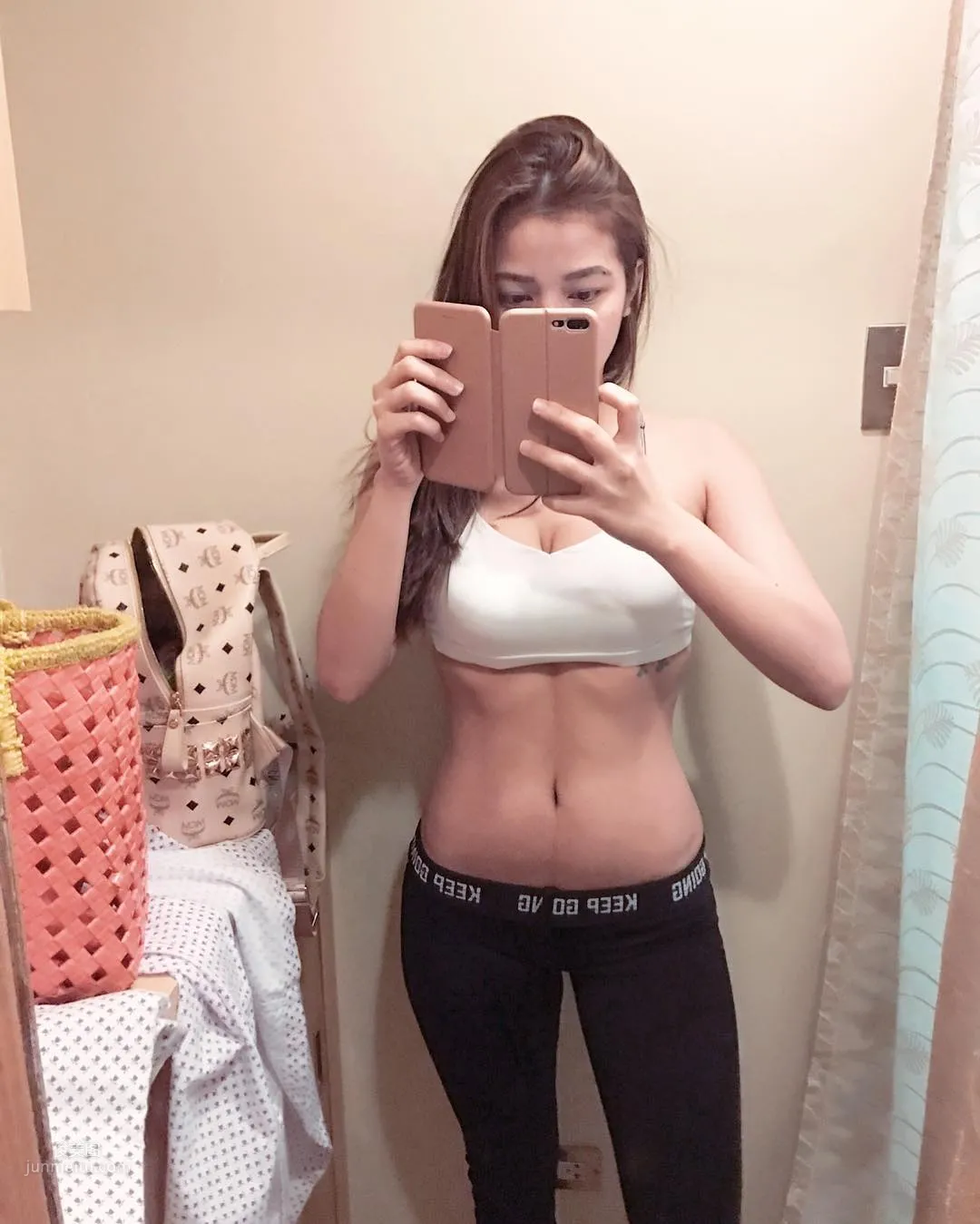 菲律宾美姐Mary，深V比基尼大秀超兇身材_1