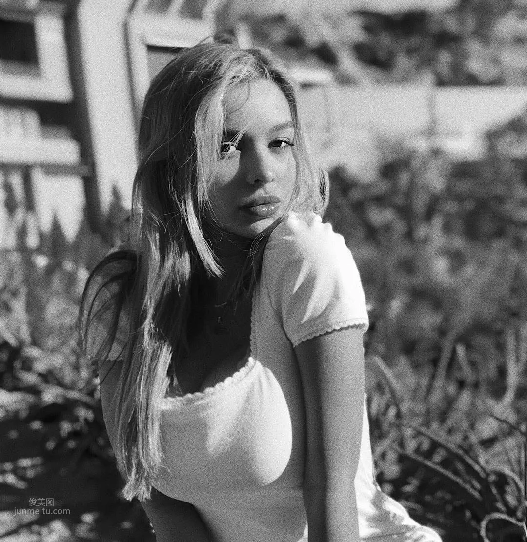 90后女神Sophie Mudd再掀起童颜欧派狂潮_28