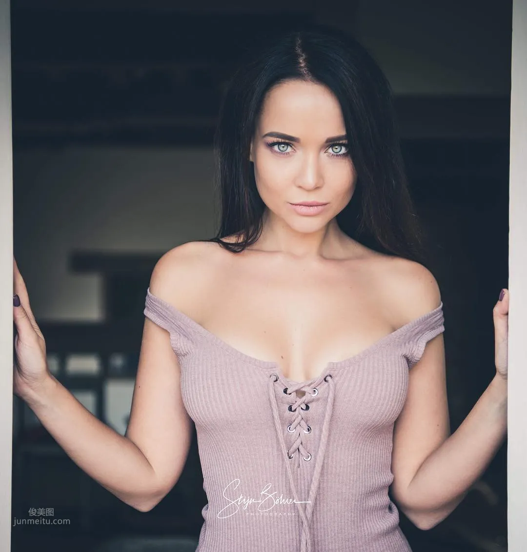 Angelina Petrova- 新貨到！網拍老闆娘「親自下場」 2