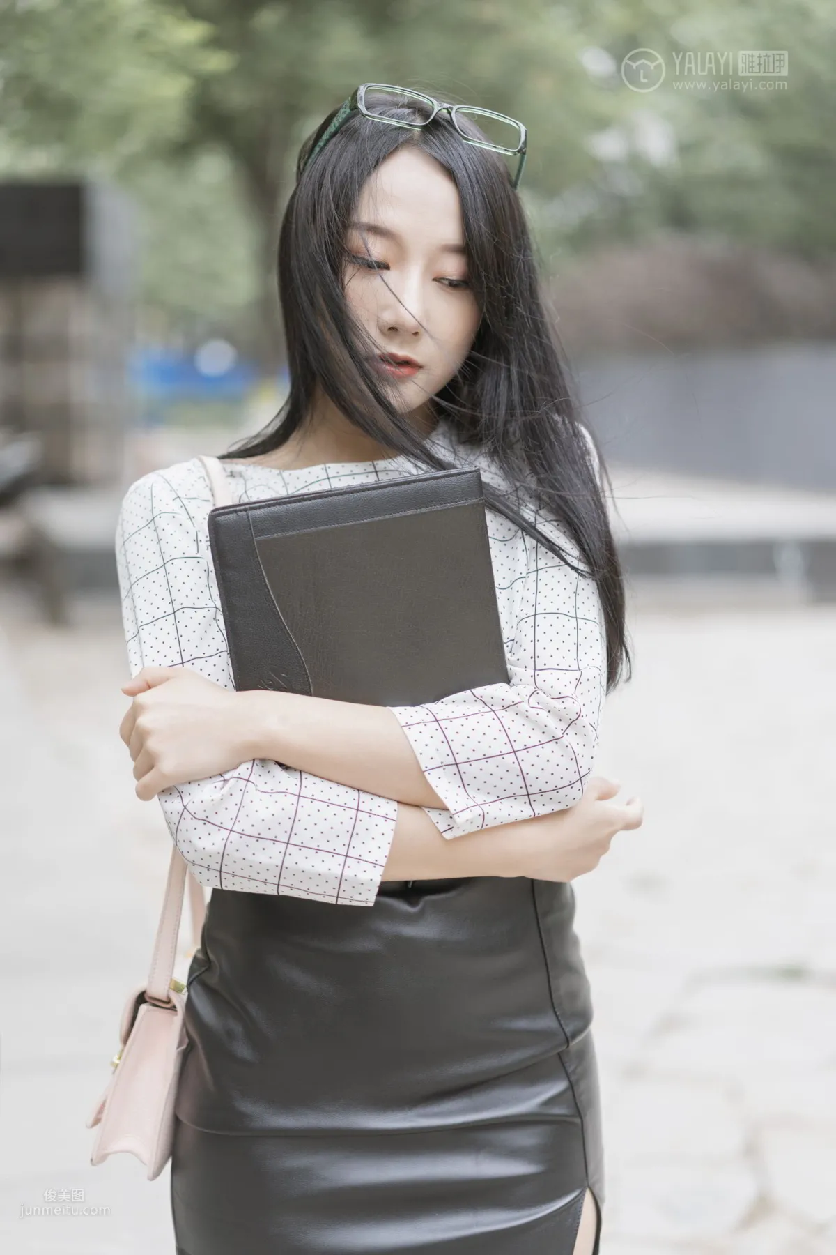 [YALAYI雅拉伊] 2019.06.28 Vol.322 女白領的私生活1 何嘉穎 24