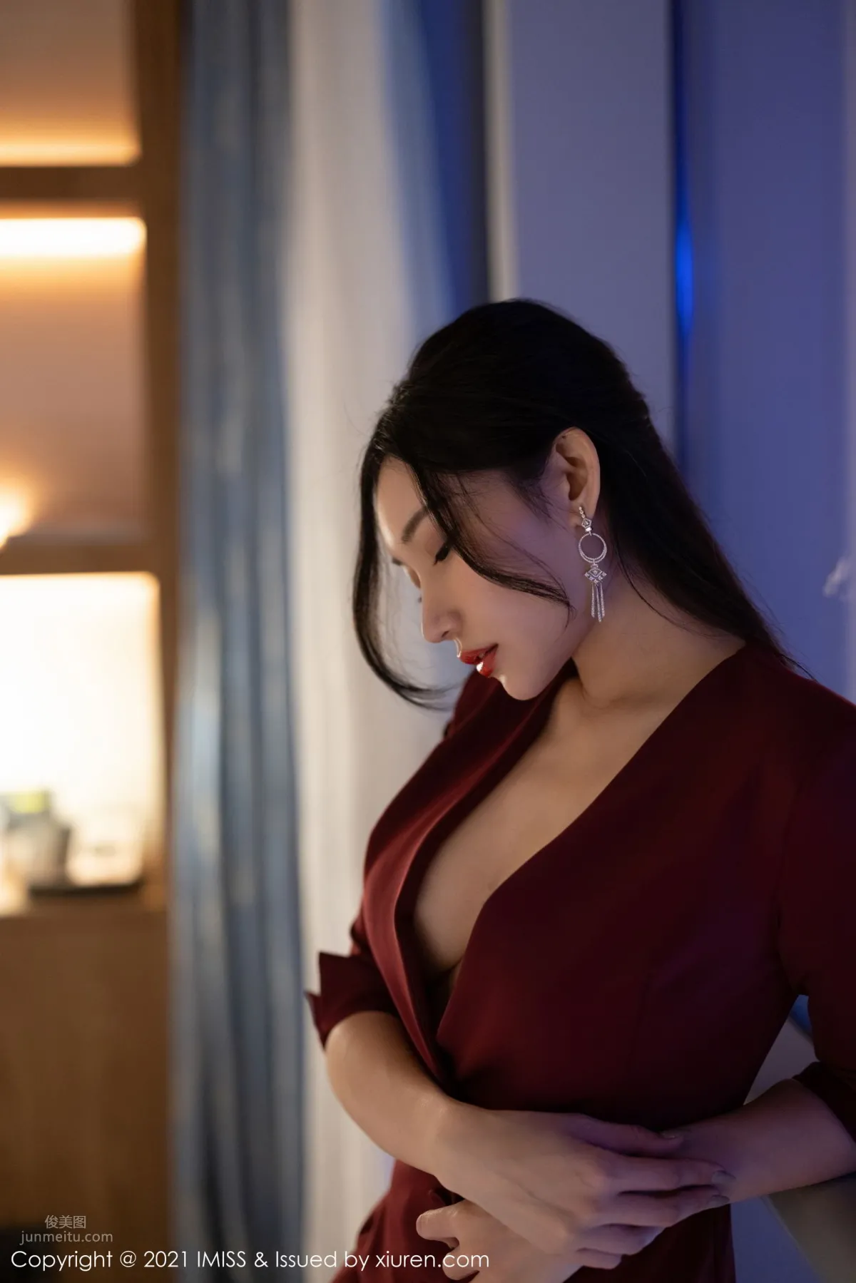 女神小狐狸Kathryn 猩紅華麗的大衣 66