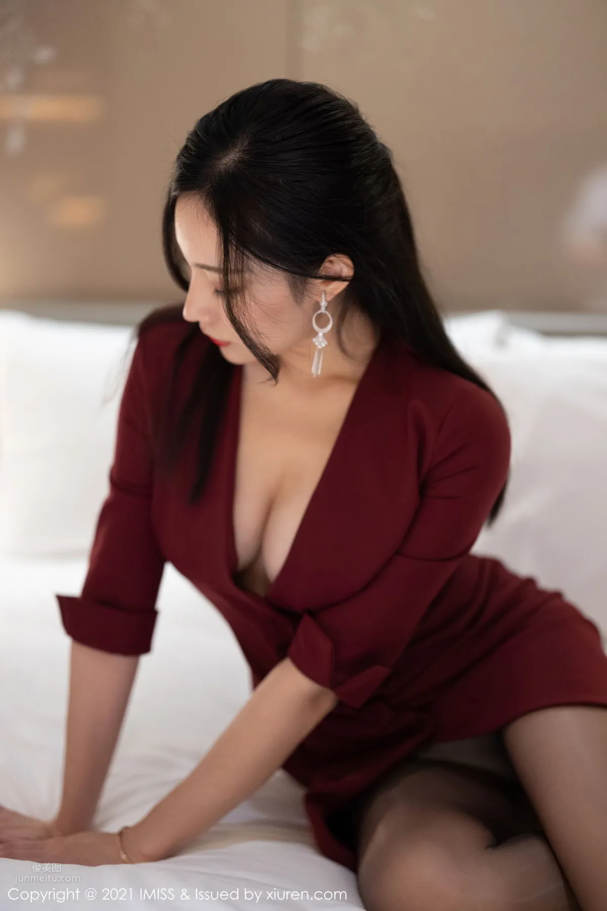女神小狐狸Kathryn 猩红华丽的大衣_1