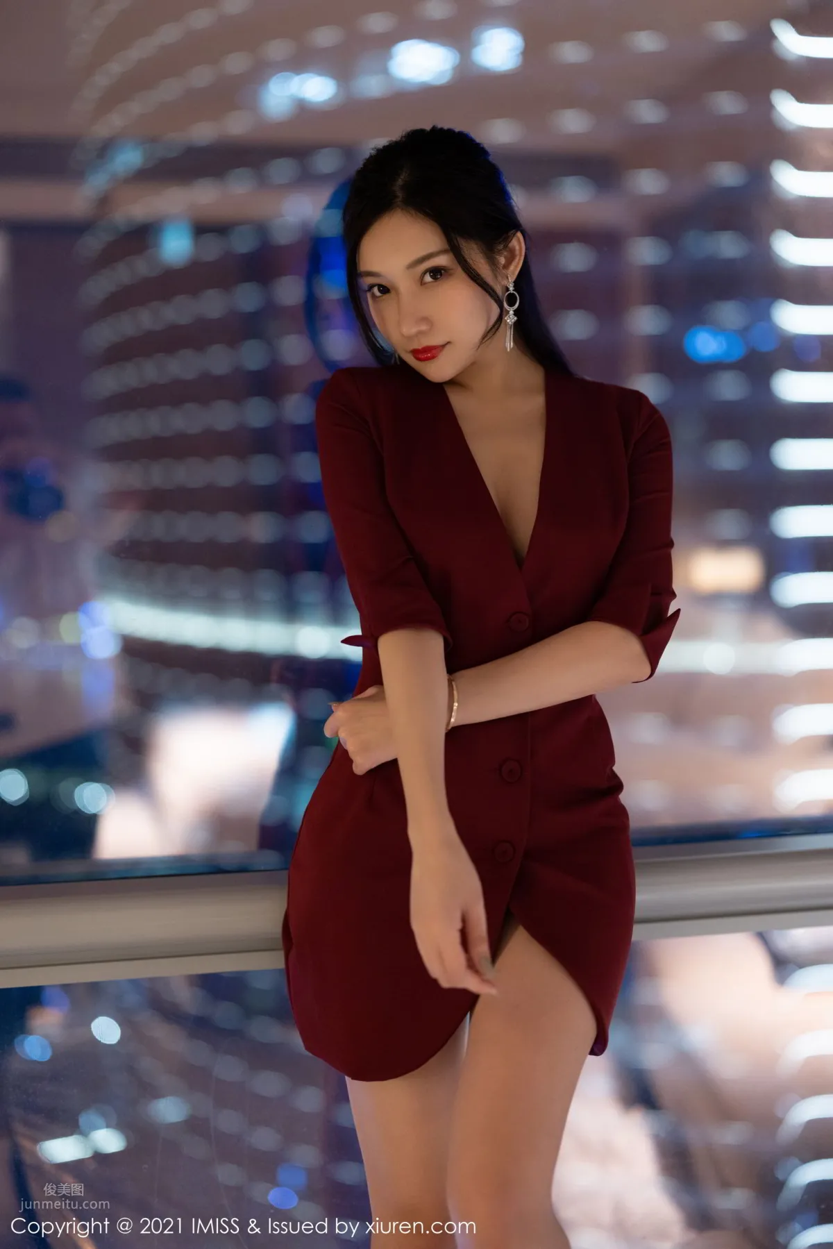 女神小狐狸Kathryn 猩紅華麗的大衣 21