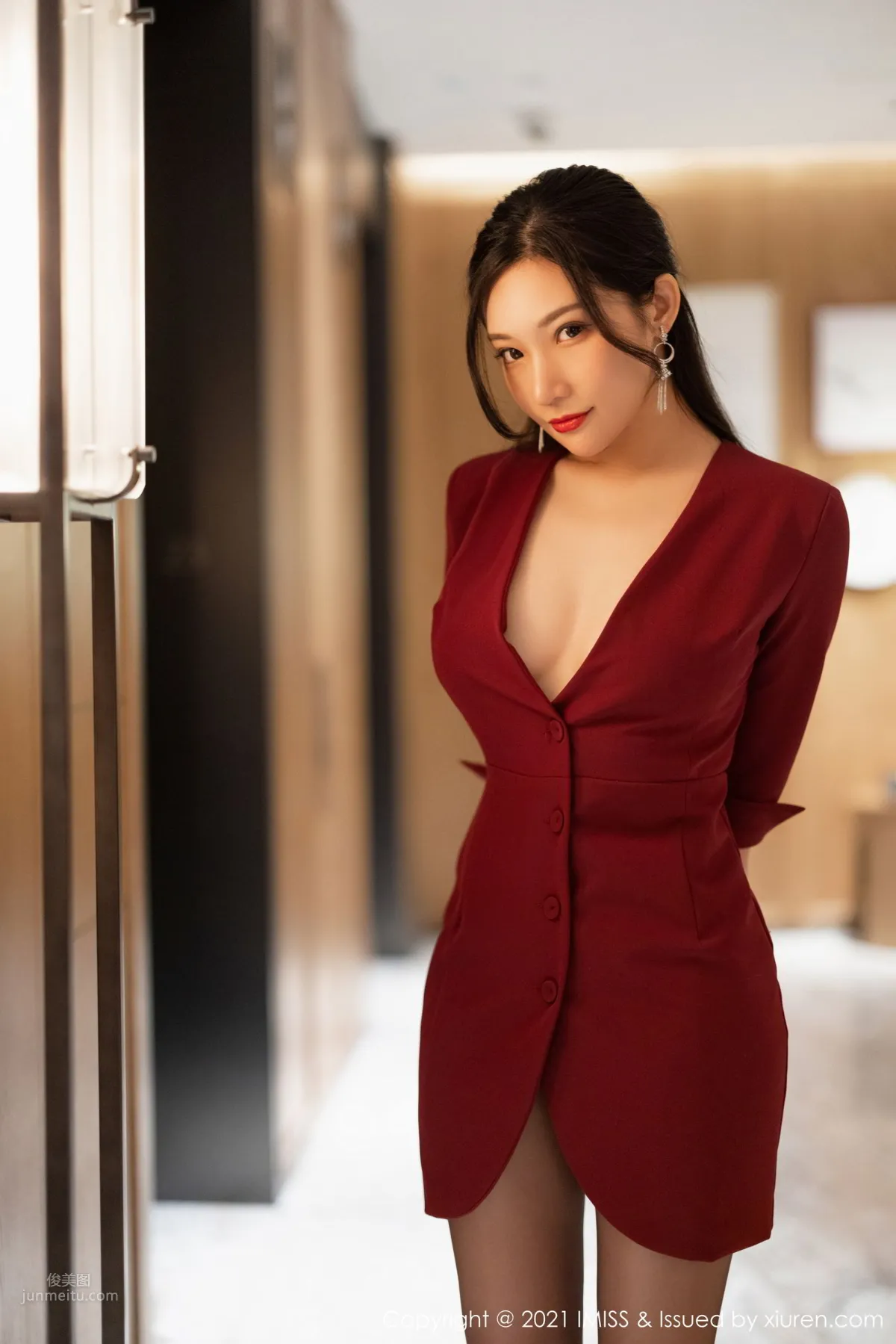 女神小狐狸Kathryn 猩紅華麗的大衣 30