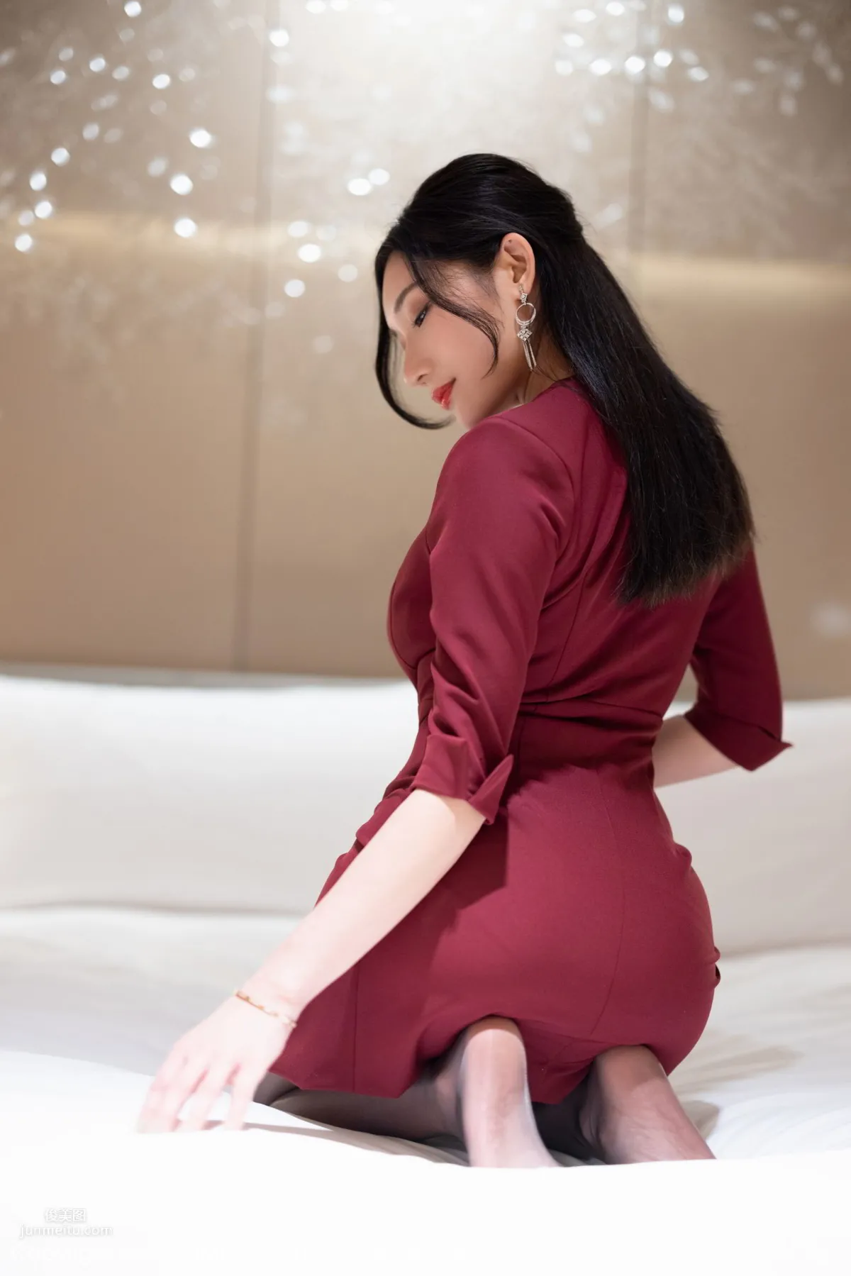 女神小狐狸Kathryn 猩紅華麗的大衣 50