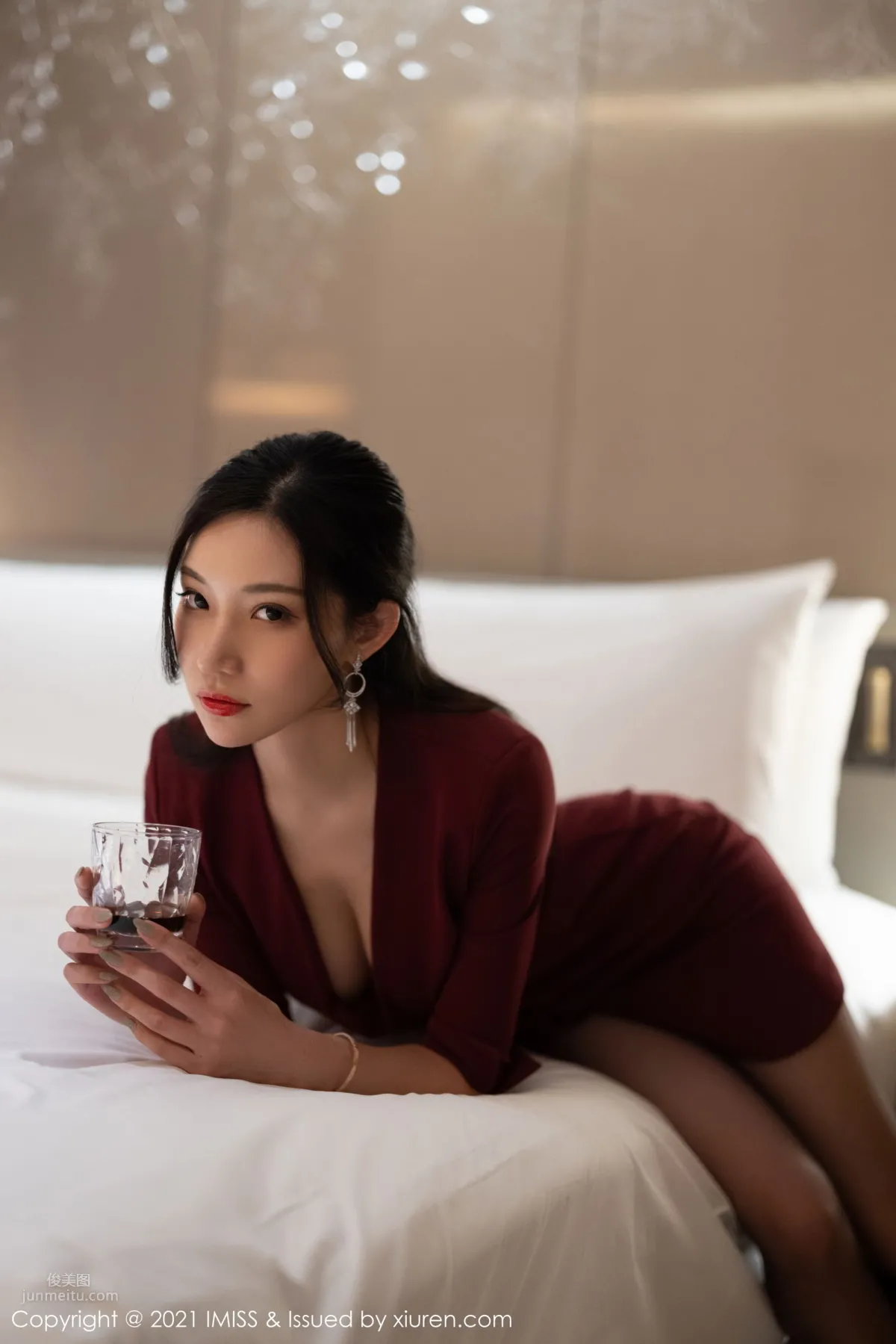 女神小狐狸Kathryn 猩紅華麗的大衣 60