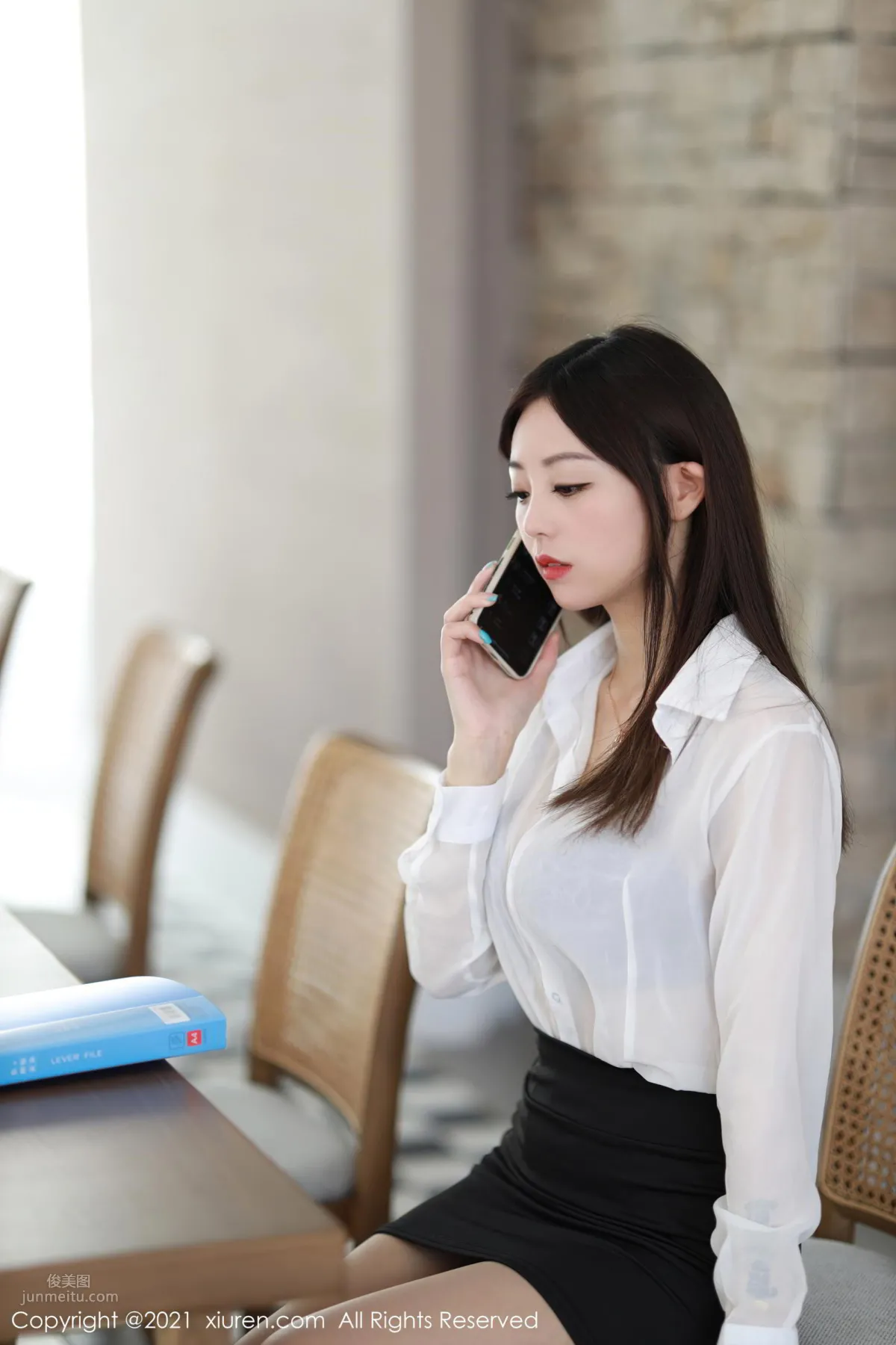 清纯美女佘贝拉 白衬衫黑短裙_0