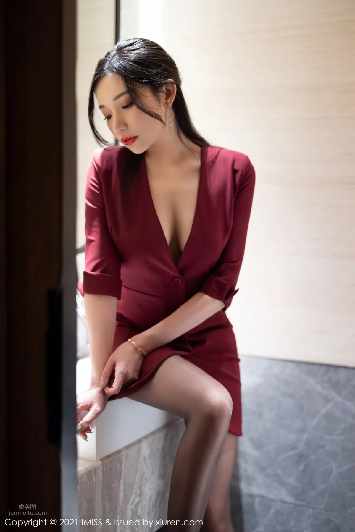 女神小狐狸Kathryn 猩紅華麗的大衣 65