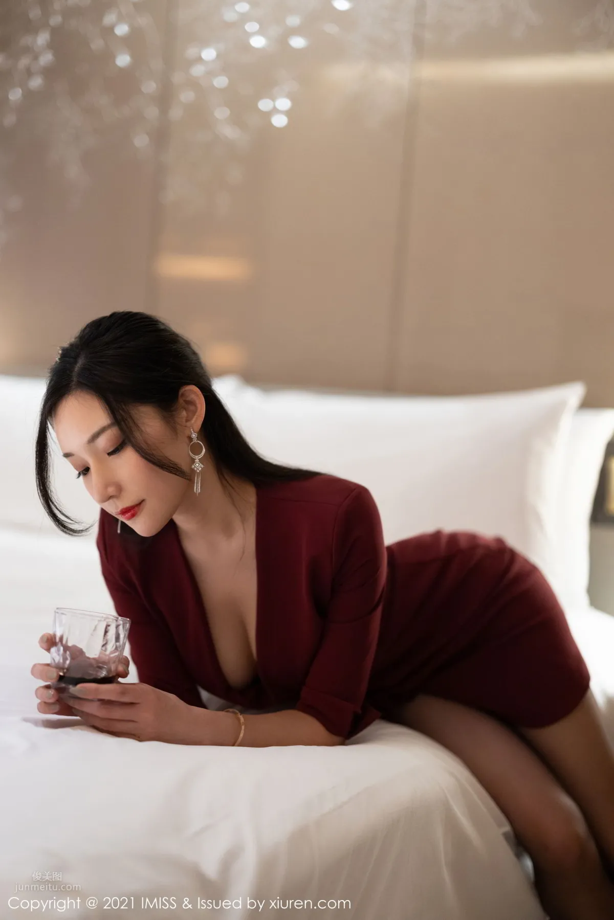 女神小狐狸Kathryn 猩紅華麗的大衣 63