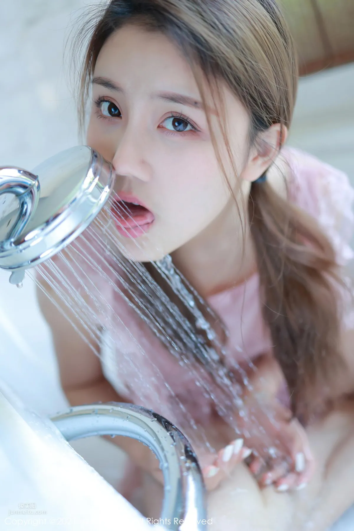 雙馬尾女孩夏西CiCi 粉色女仆浴室濕身 16