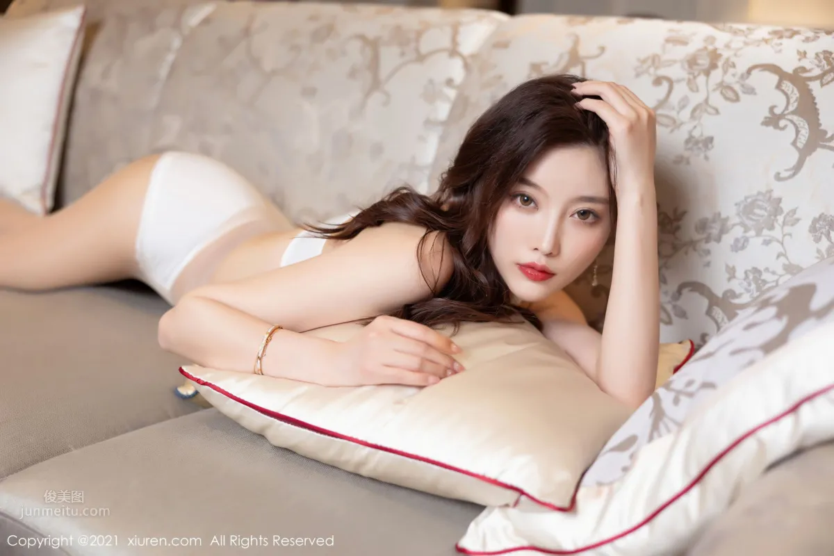 杨晨晨越来越成熟 都市女神OL风格装扮_44