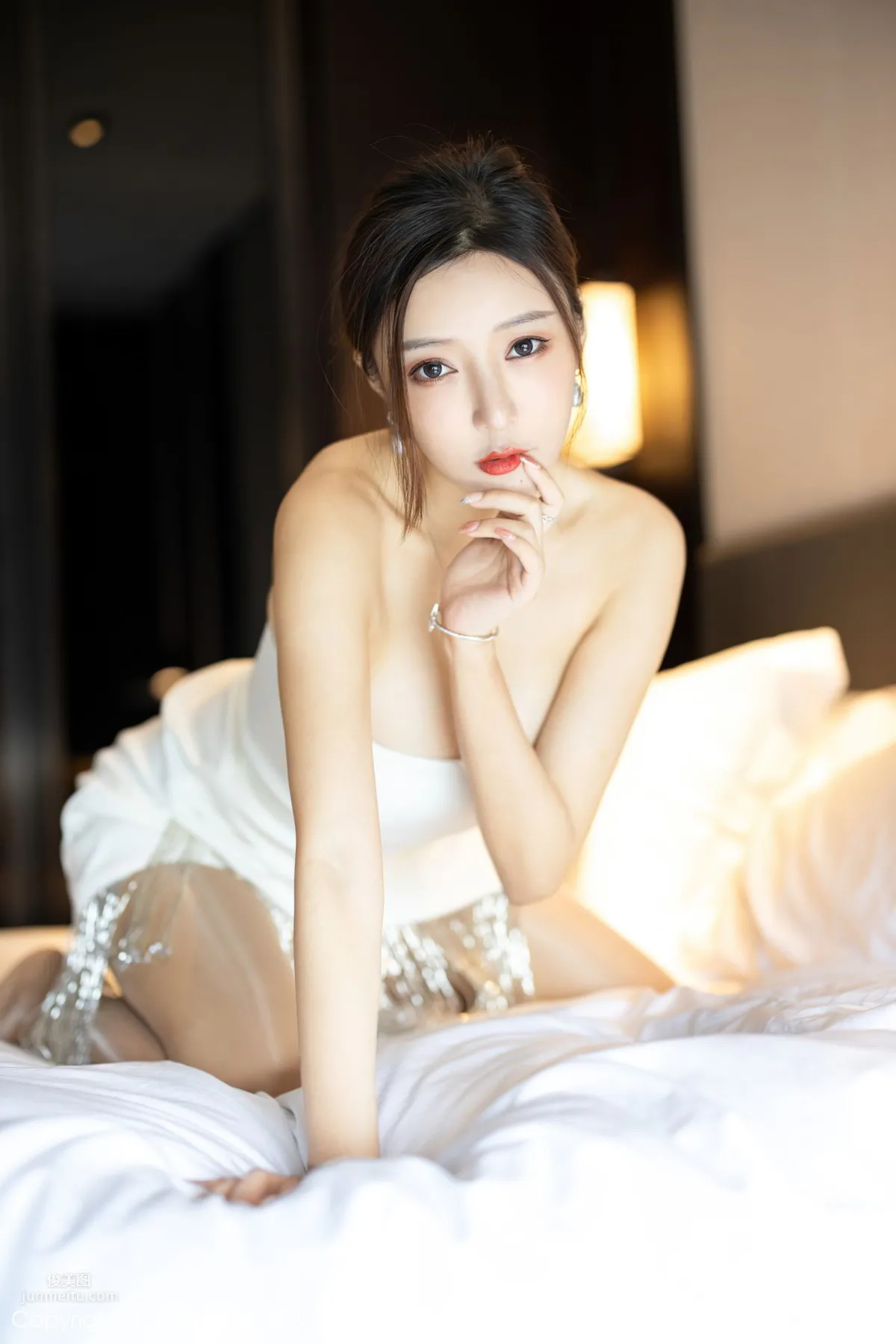 女神王馨瑤yanni 潔白耀眼抹胸服飾 44