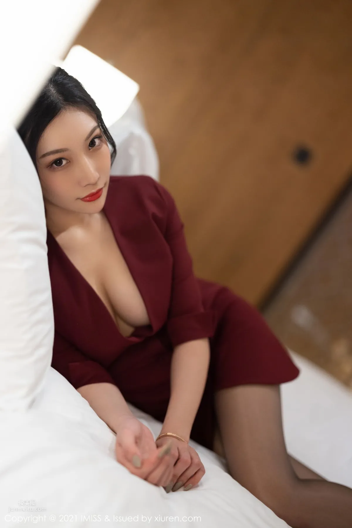 女神小狐狸Kathryn 猩紅華麗的大衣 39