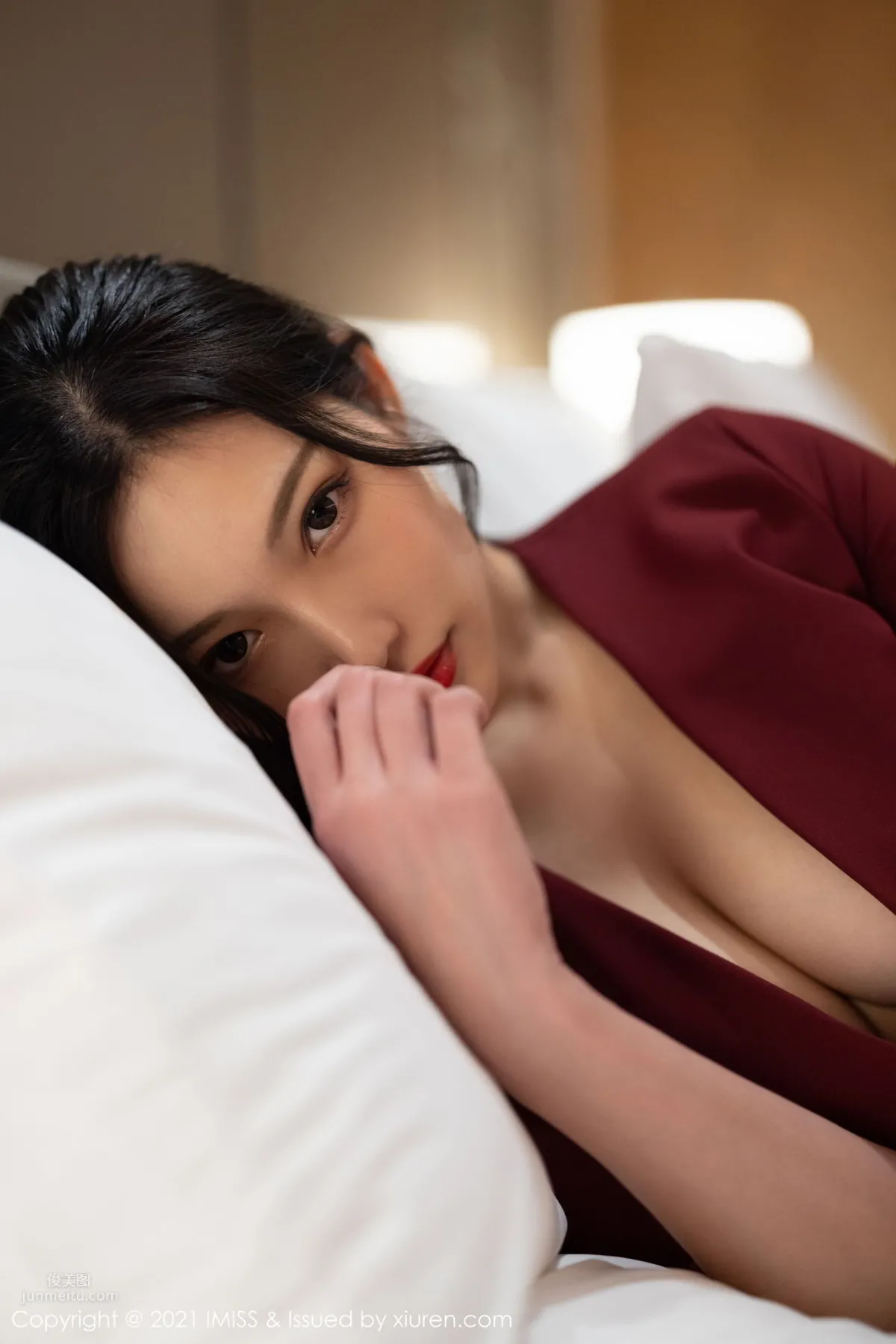 女神小狐狸Kathryn 猩紅華麗的大衣 42