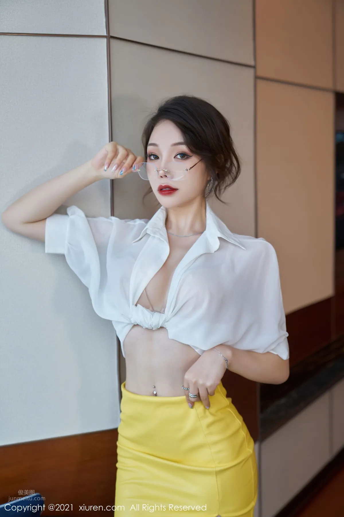 芝芝Booty眼鏡OL 嚴厲神情的魅力 10