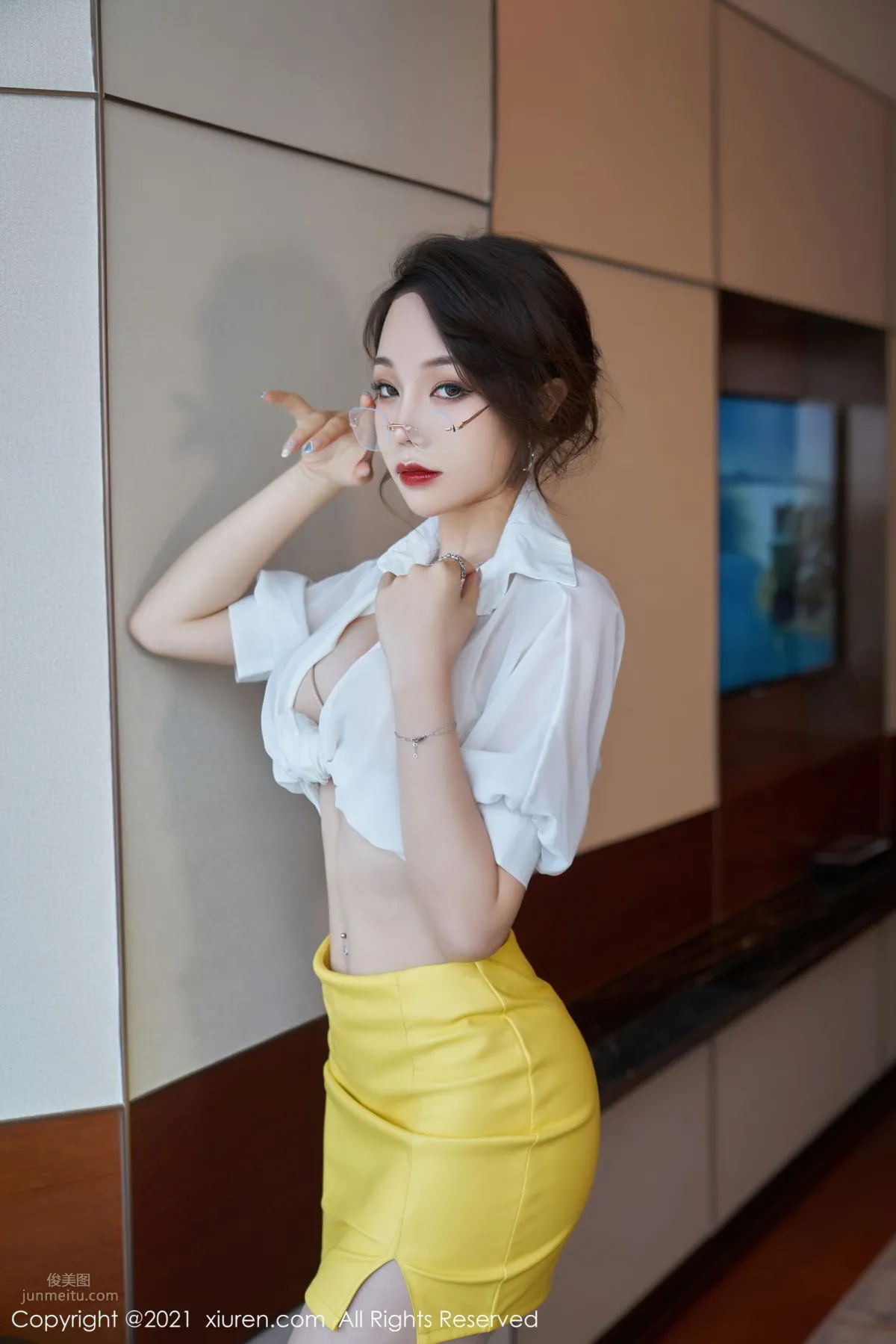 芝芝Booty眼鏡OL 嚴厲神情的魅力 9