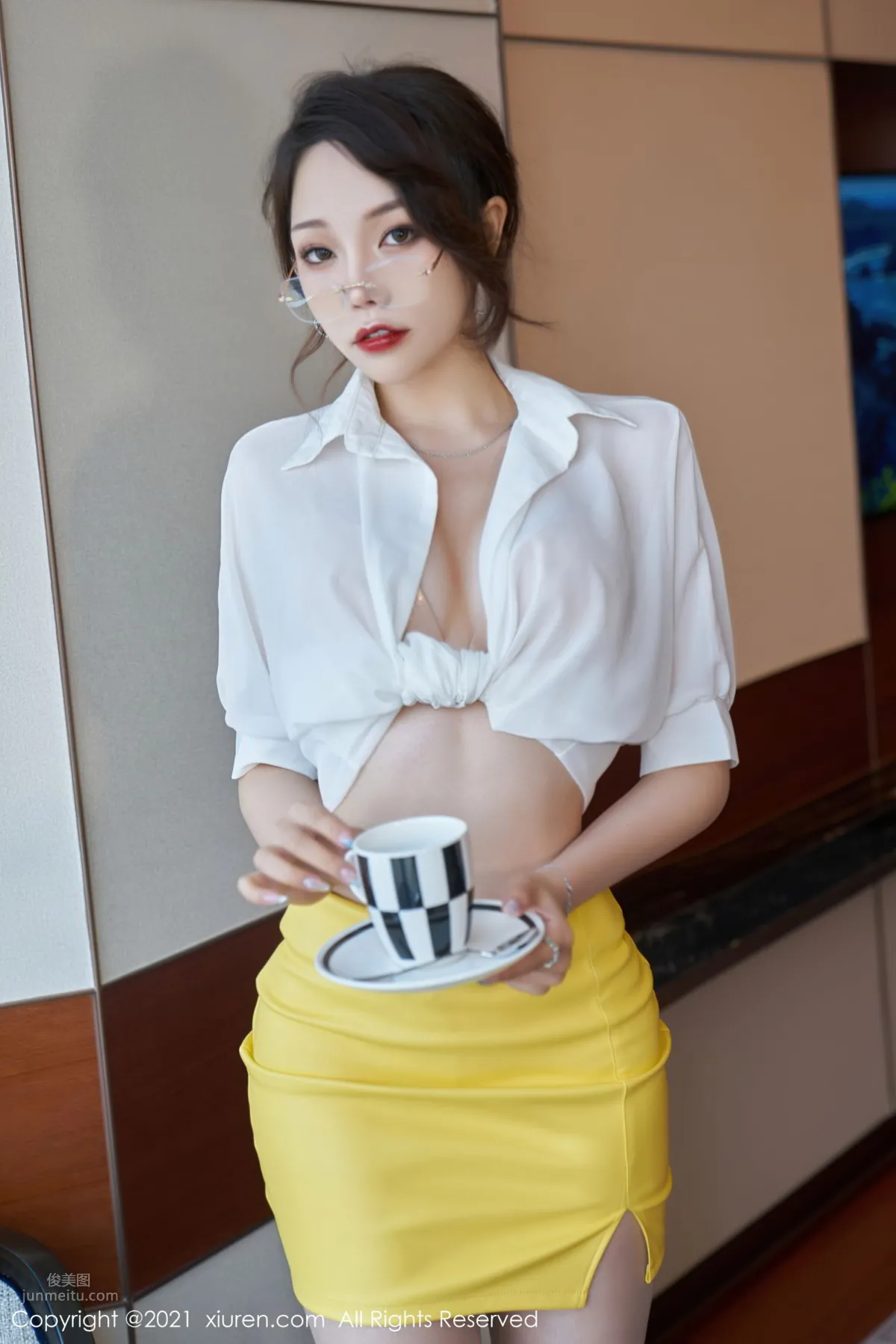 芝芝Booty眼鏡OL 嚴厲神情的魅力 7