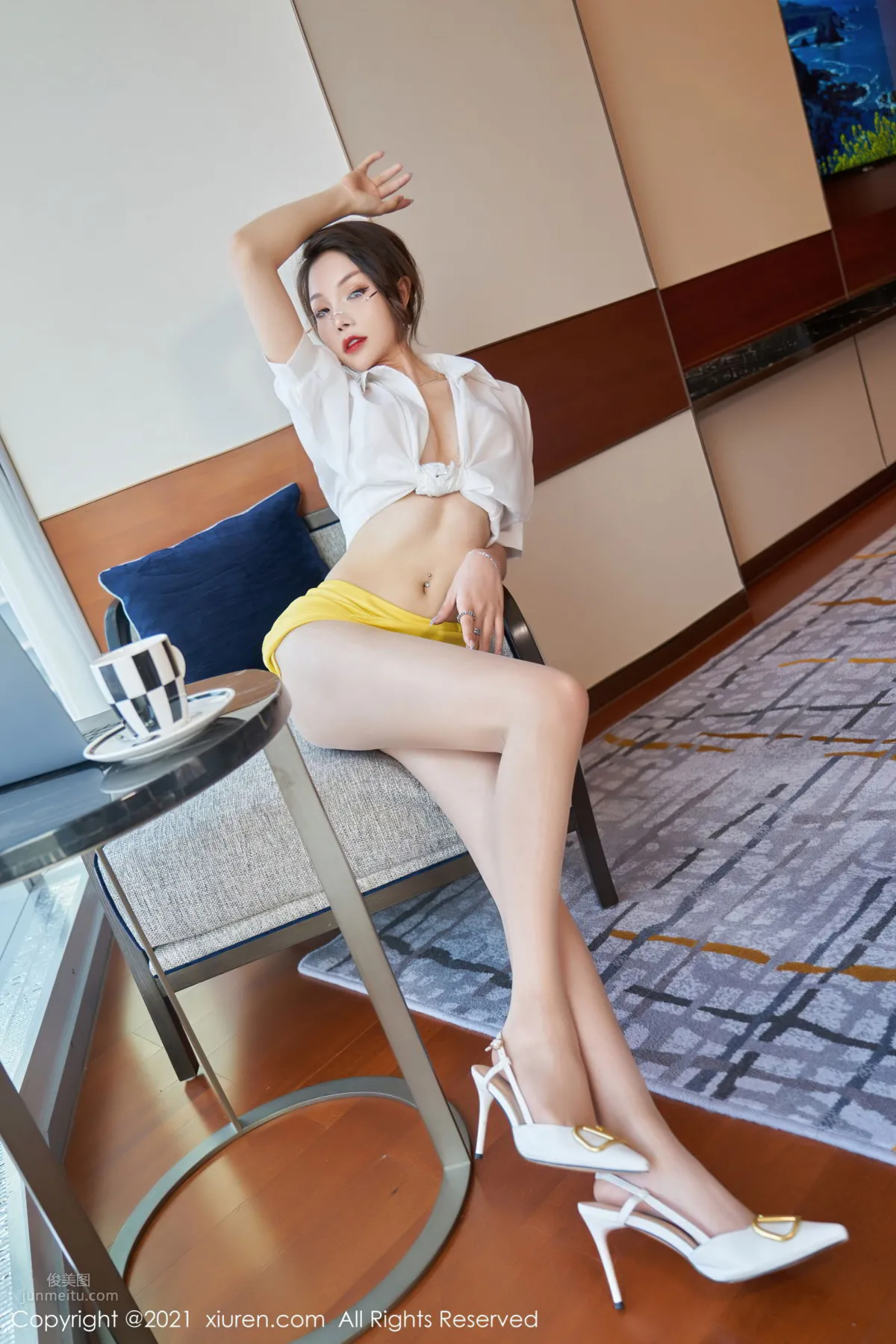 芝芝Booty眼鏡OL 嚴厲神情的魅力 5