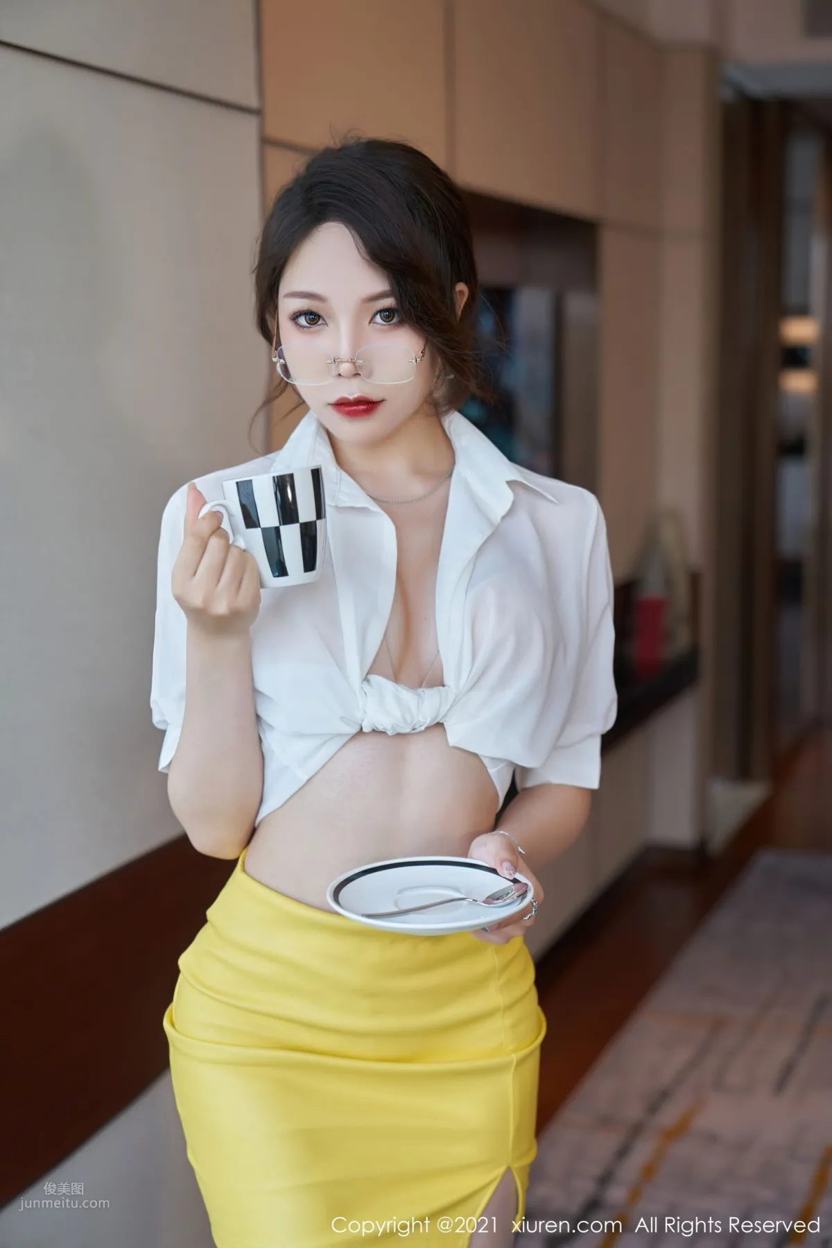 芝芝Booty眼鏡OL 嚴厲神情的魅力 8