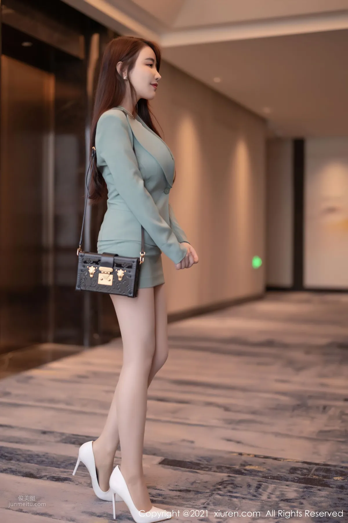 宅男女神绯月櫻 淺綠色的職業裝 3