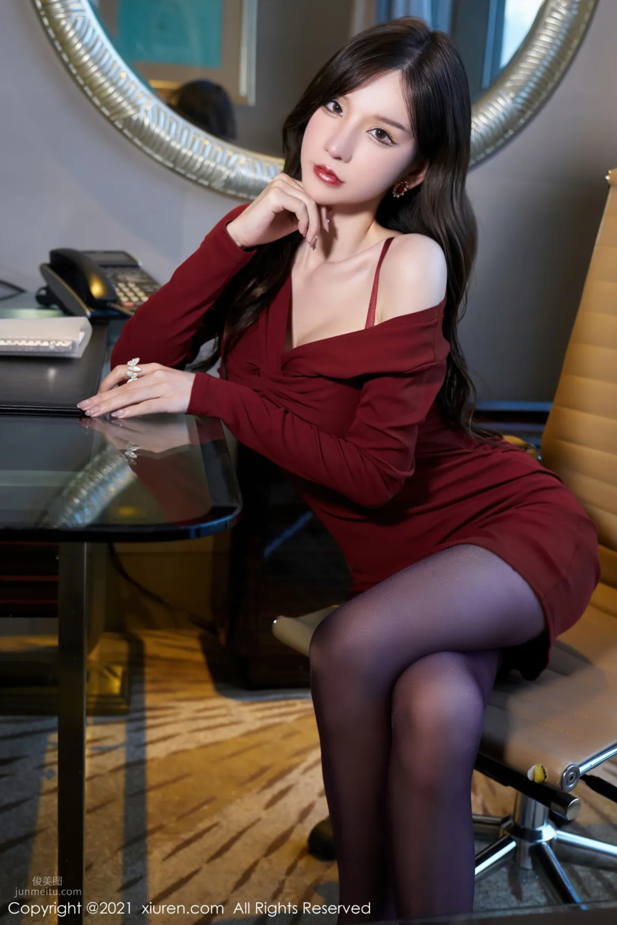 輕熟女友周于希 猩紅多姿的服飾 25