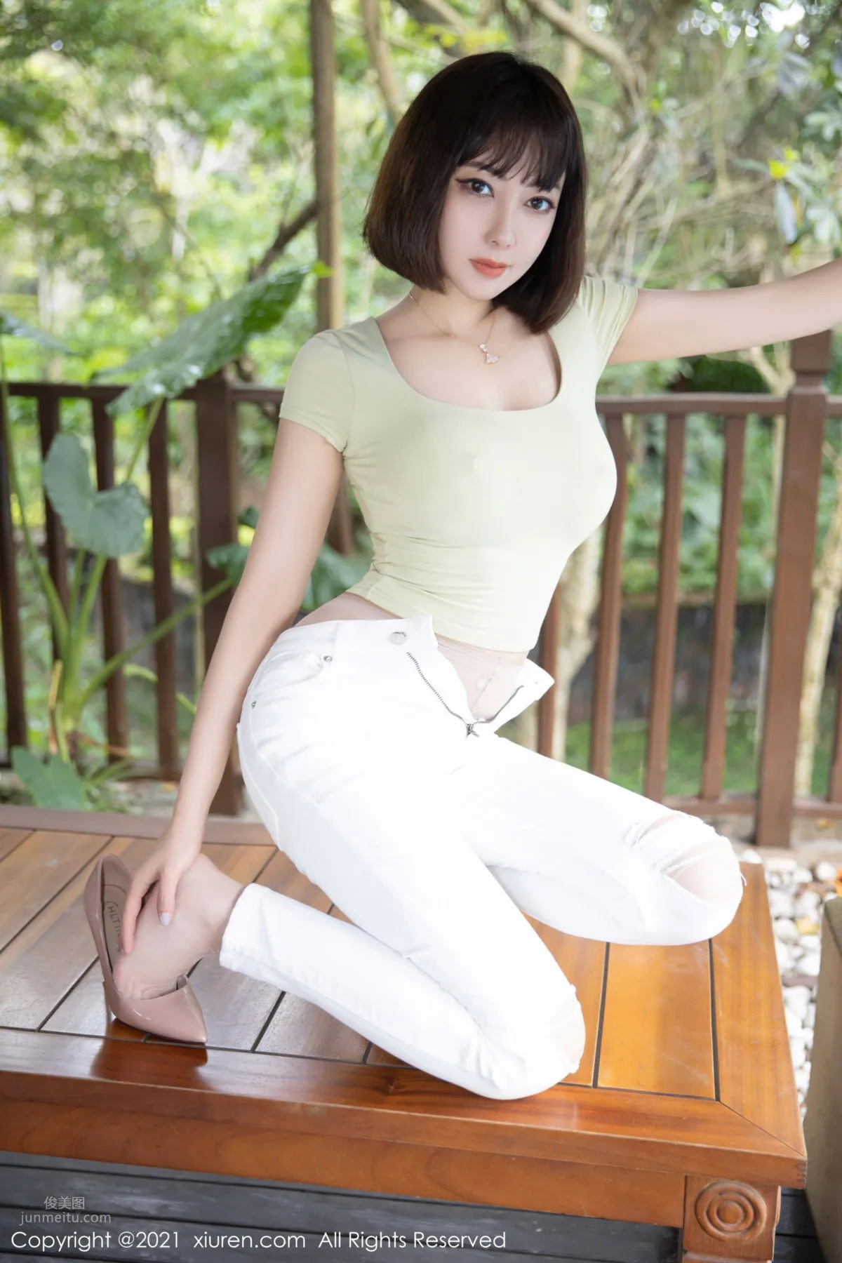 短發禦姐果兒Victoria 緊緻動人的服飾 4