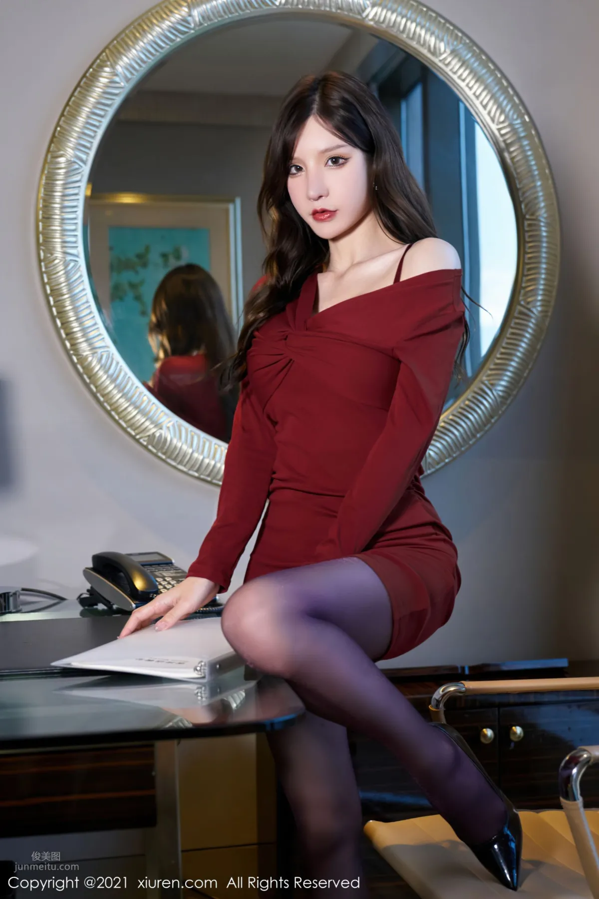 輕熟女友周于希 猩紅多姿的服飾 27