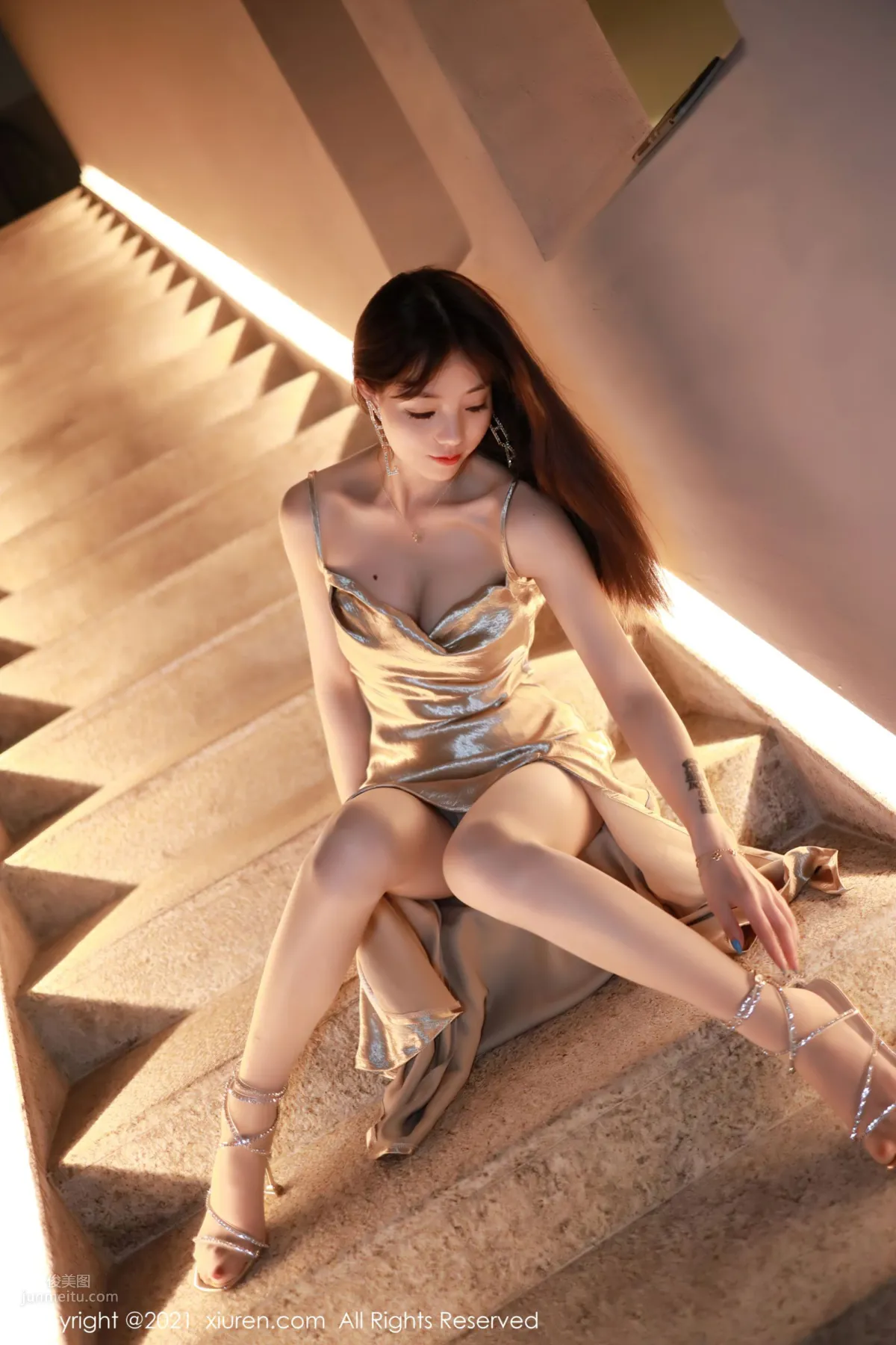 佘貝拉西雙版納旅拍 閃亮金碧的吊裙 7