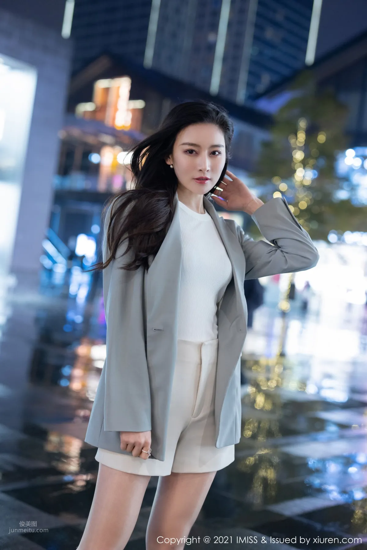 氣質美女Vanessa 優雅多姿的職場OL 18