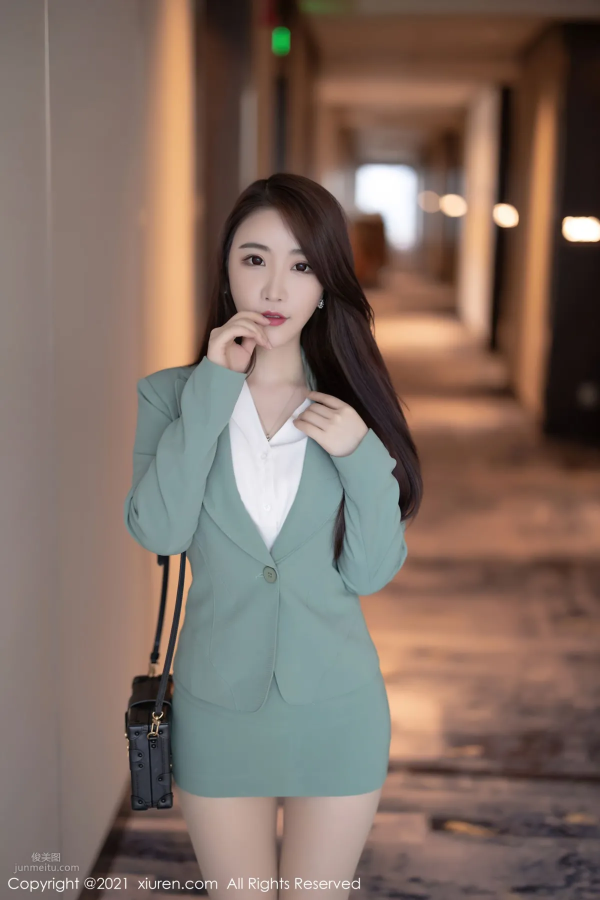宅男女神绯月櫻 淺綠色的職業裝 7