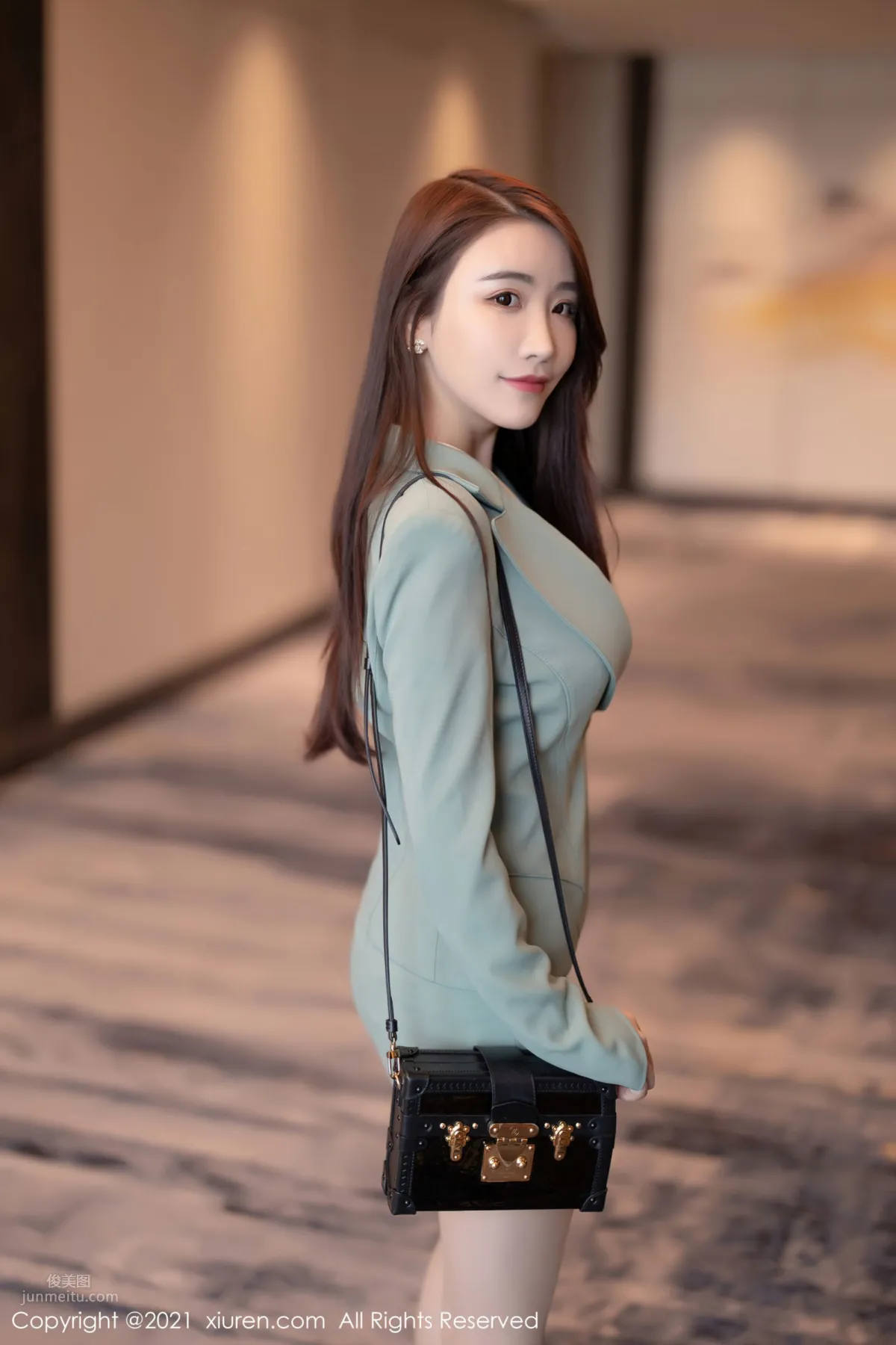 宅男女神绯月櫻 淺綠色的職業裝 5