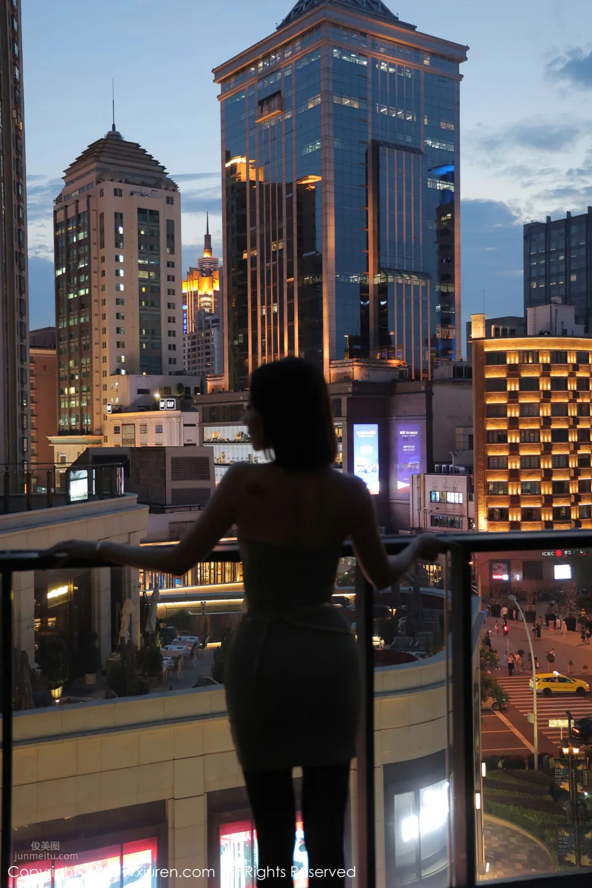 短發禦姐果兒Victoria 一襲簡約吊裙與夜景