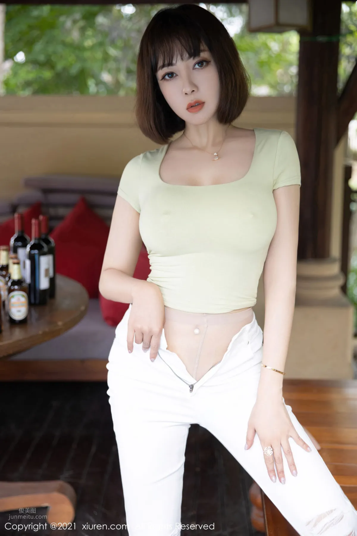 短發禦姐果兒Victoria 緊緻動人的服飾